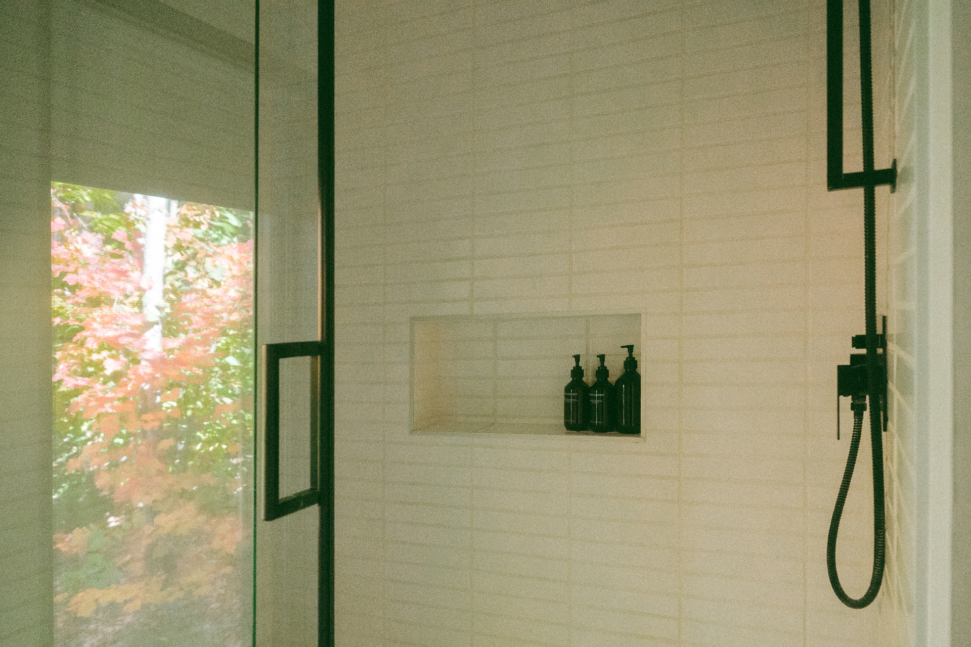 hintercabin-x_cabin_quebec-canada_interior-shower.jpg