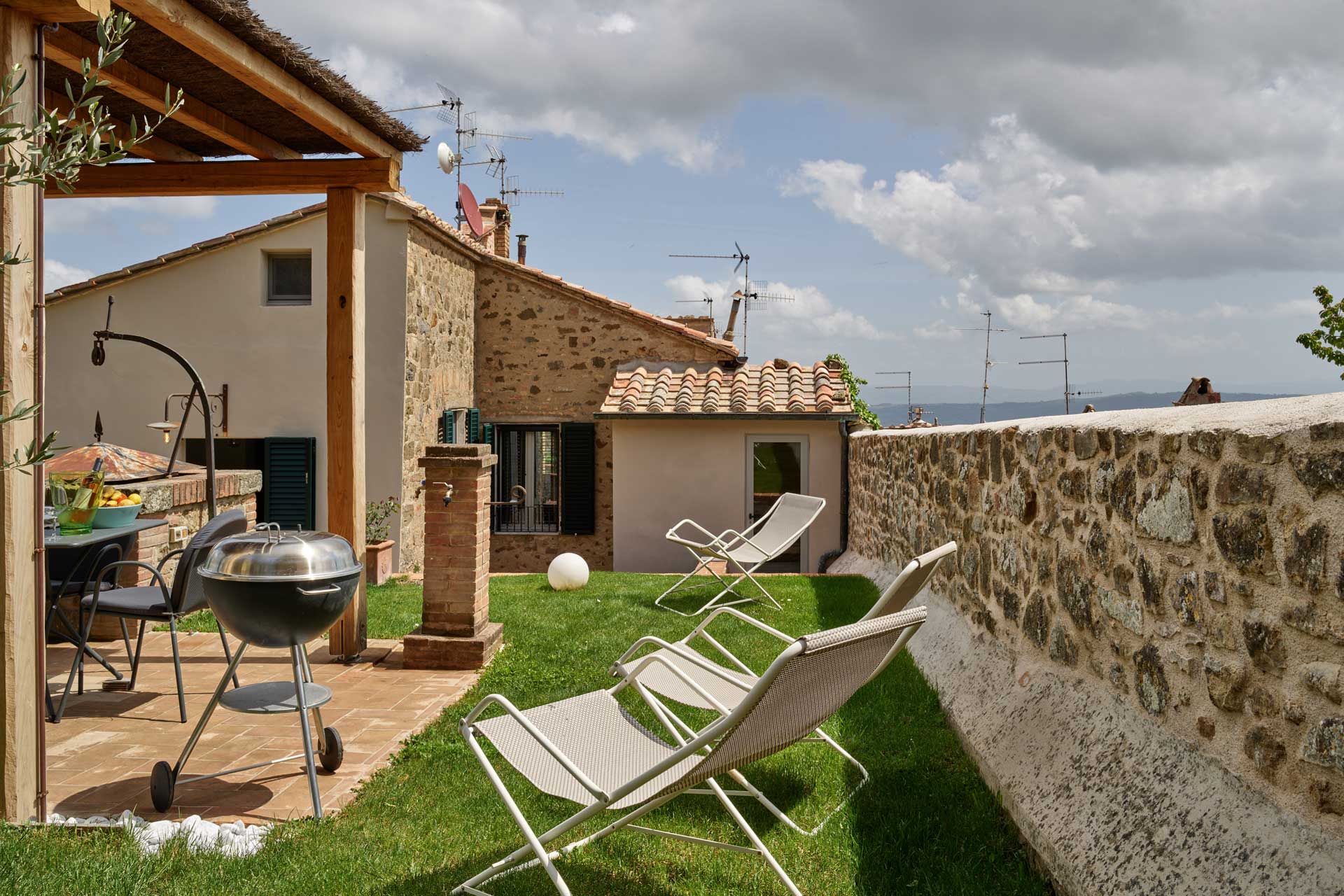 montalcino-townhouse_townhouse_montalcino-italy_exterior-chairs.jpg