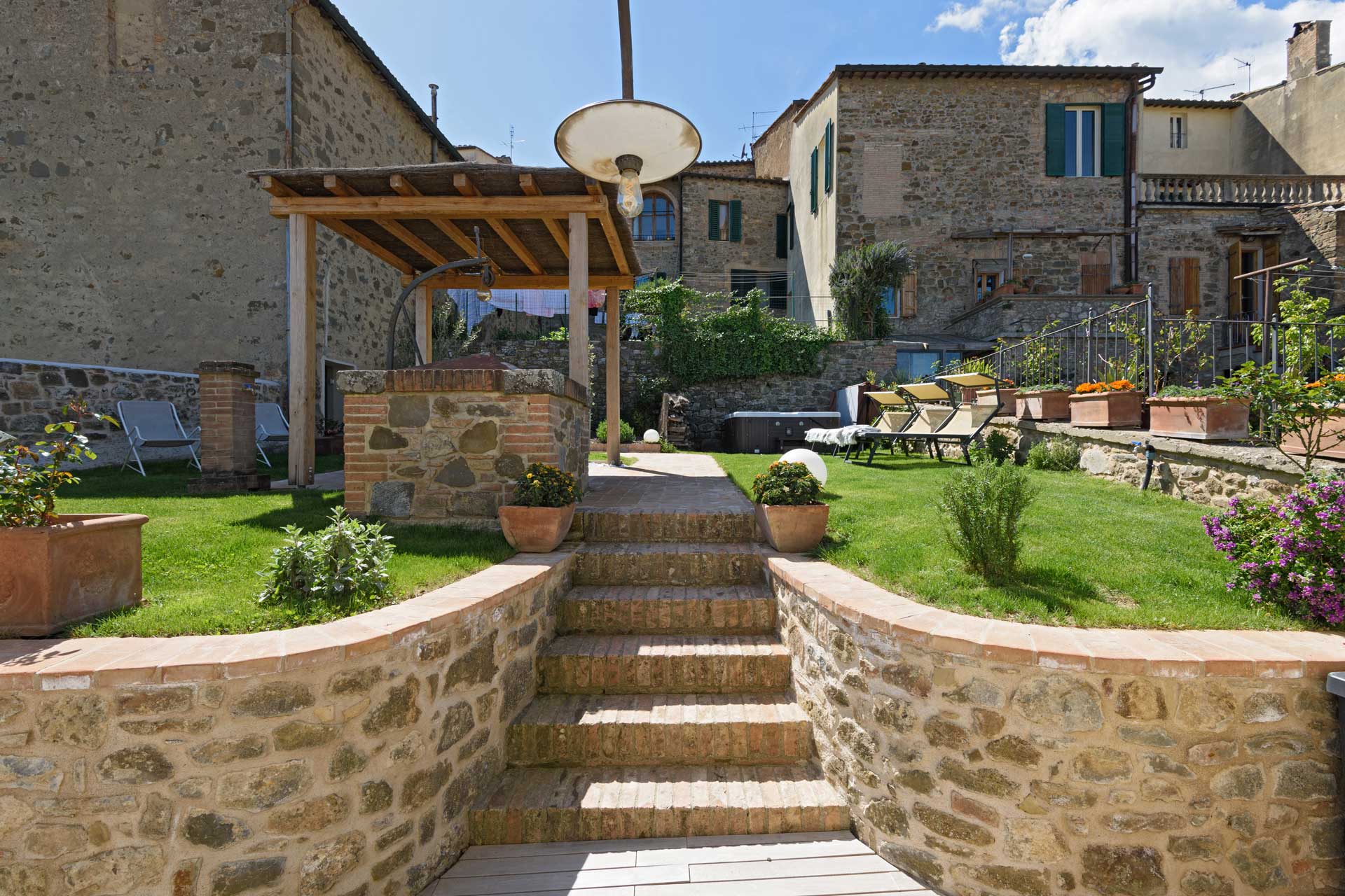 montalcino-townhouse_townhouse_montalcino-italy_exterior-design.jpg