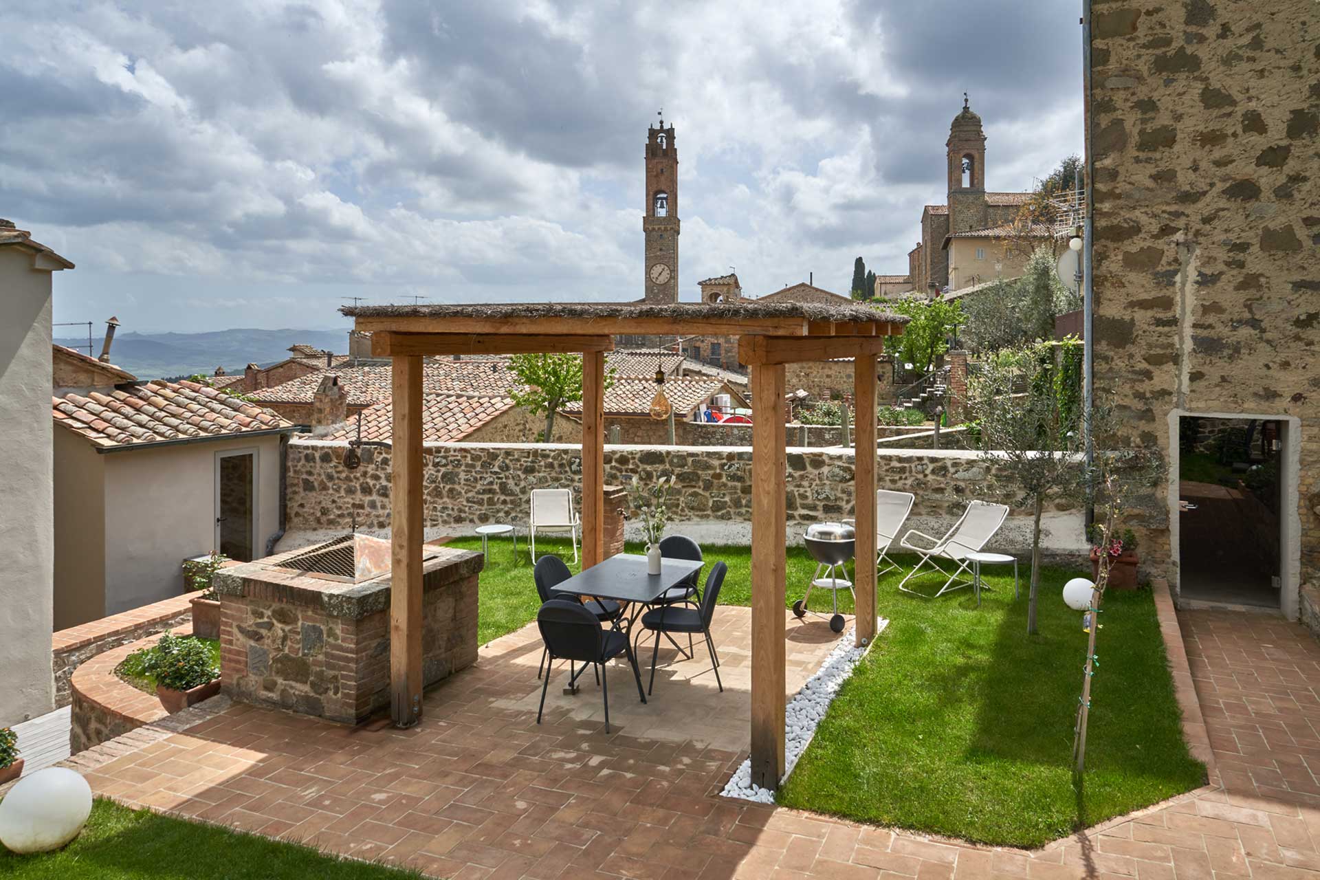 montalcino-townhouse_townhouse_montalcino-italy_exterior-design-view.jpg