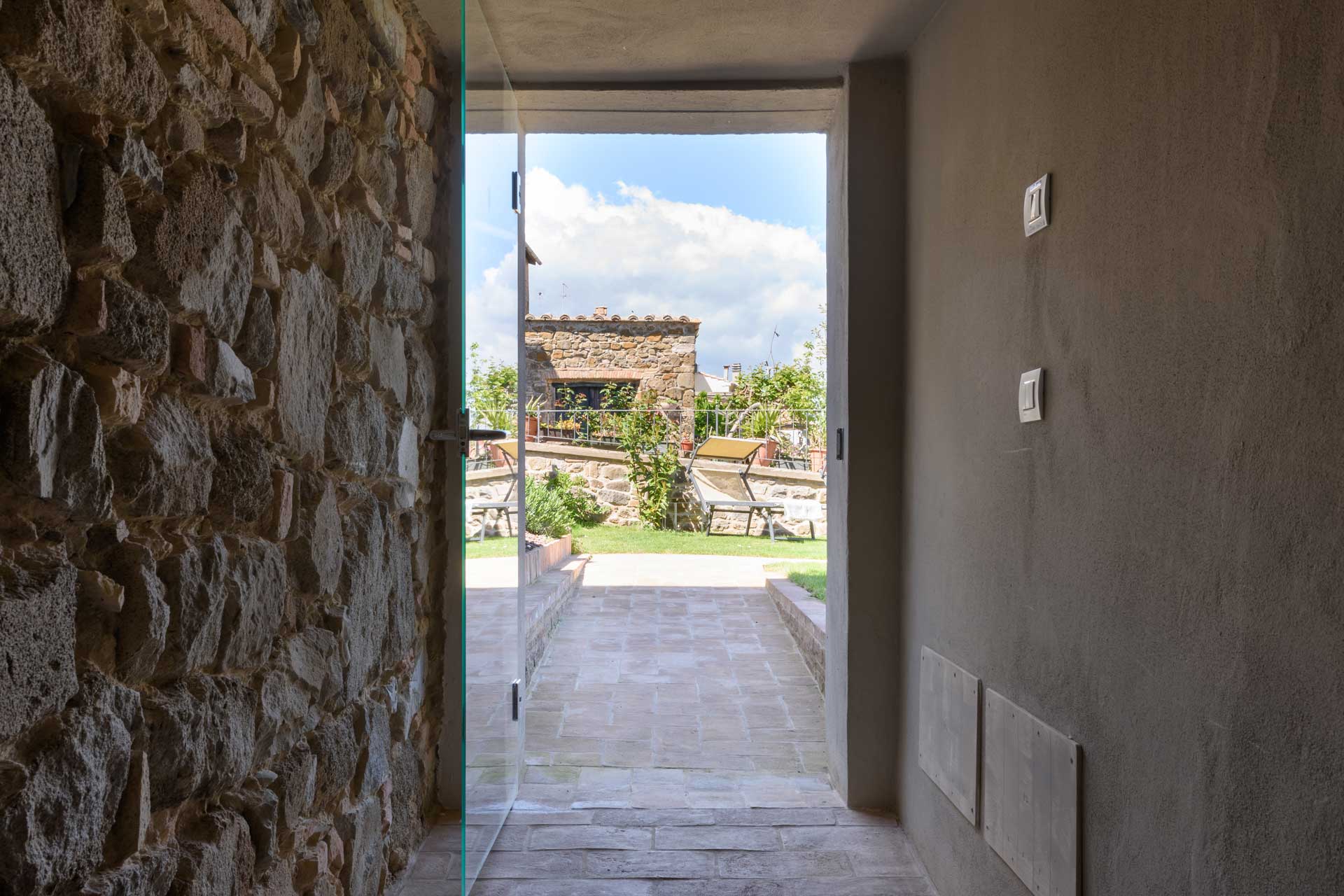 montalcino-townhouse_townhouse_montalcino-italy_exterior-door.jpg