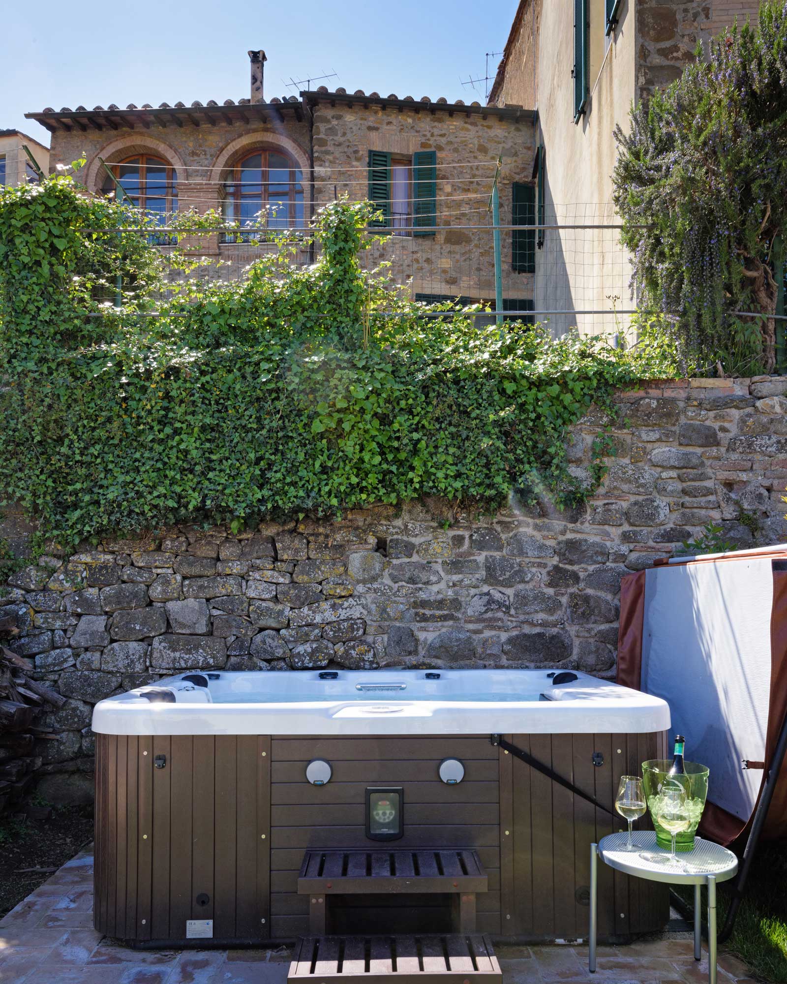 montalcino-townhouse_townhouse_montalcino-italy_exterior-jacuzzi-house.jpg