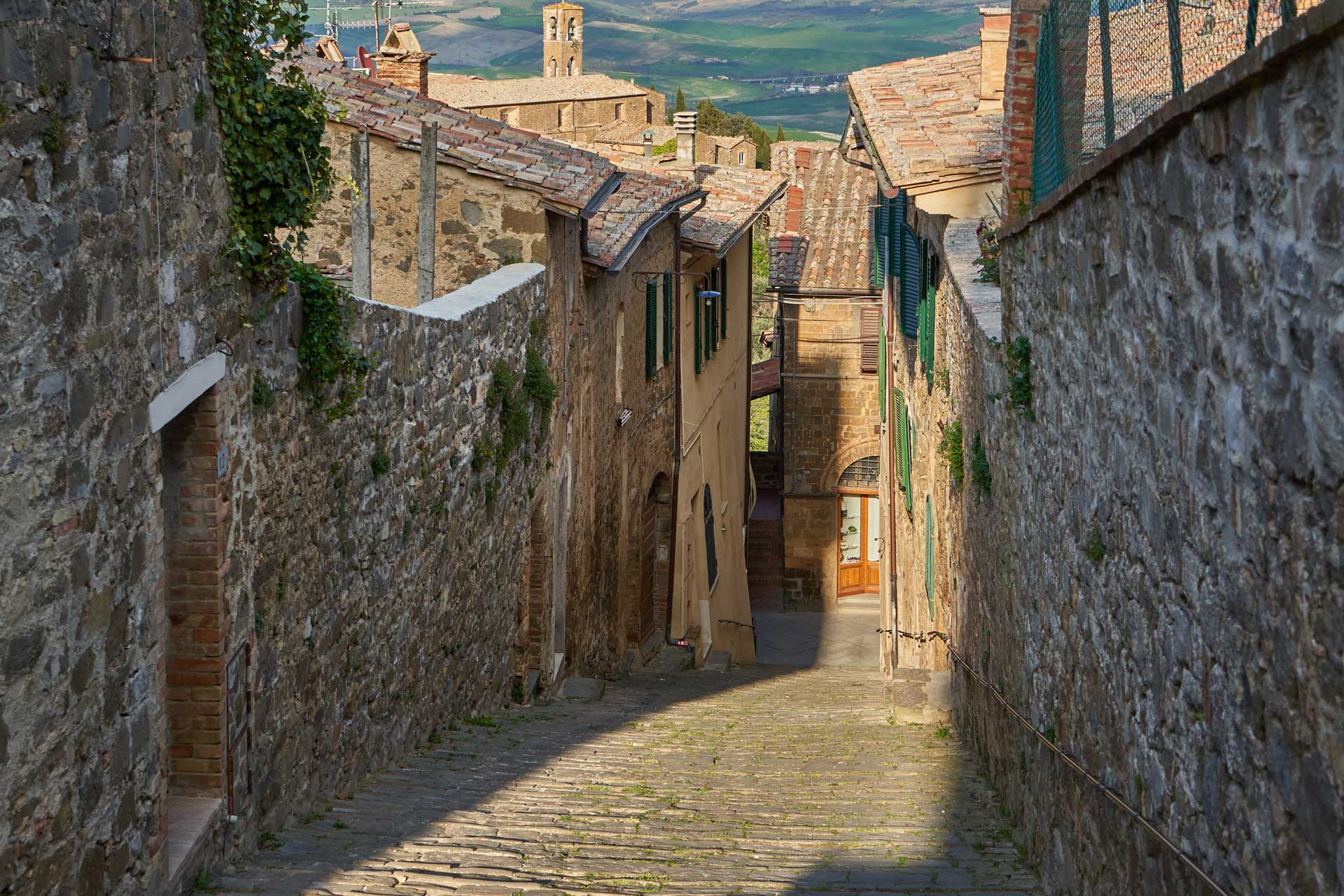 montalcino-townhouse_townhouse_montalcino-italy_exterior-street.jpg