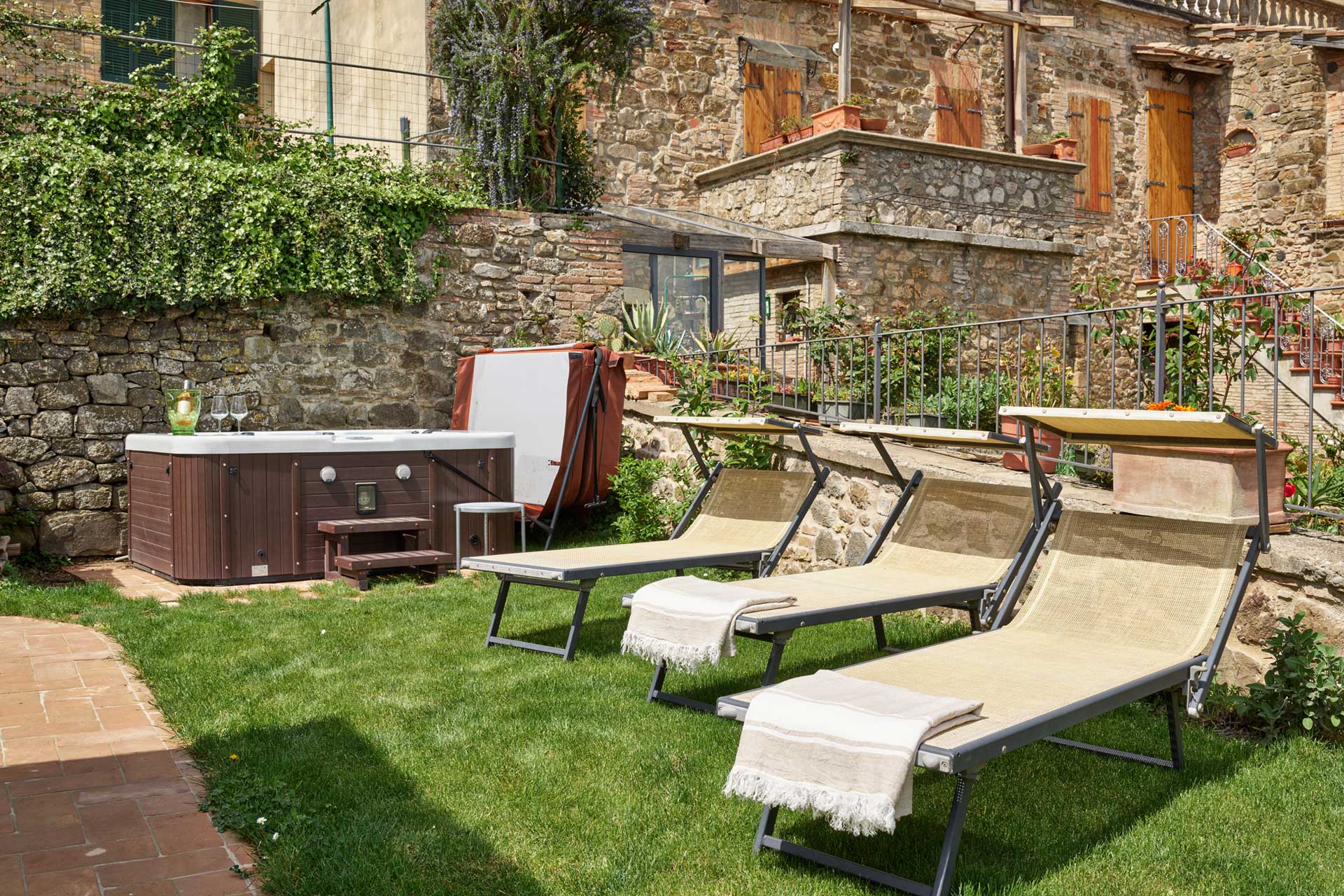 montalcino-townhouse_townhouse_montalcino-italy_exterior-sun.jpg