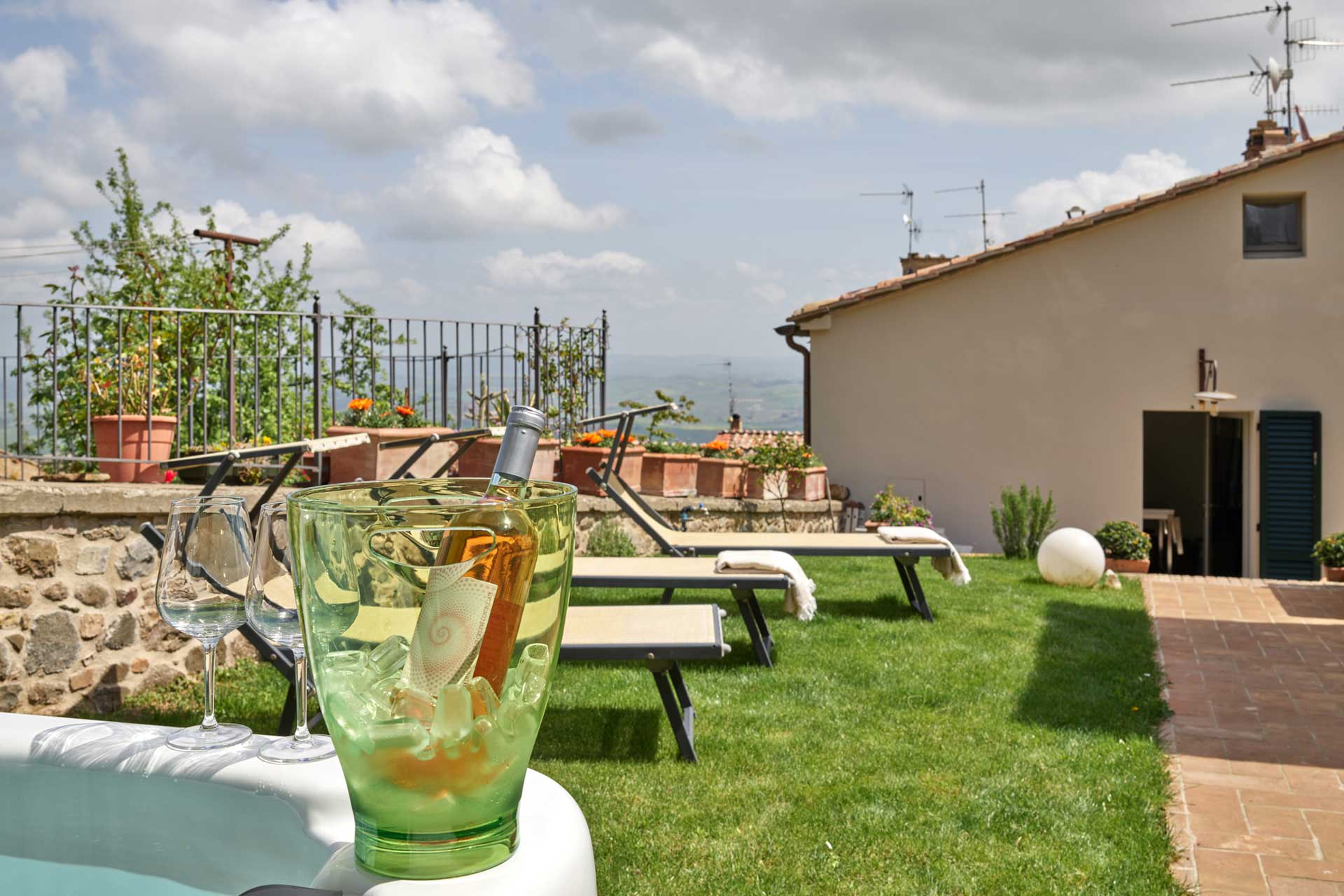 montalcino-townhouse_townhouse_montalcino-italy_exterior-view.jpg