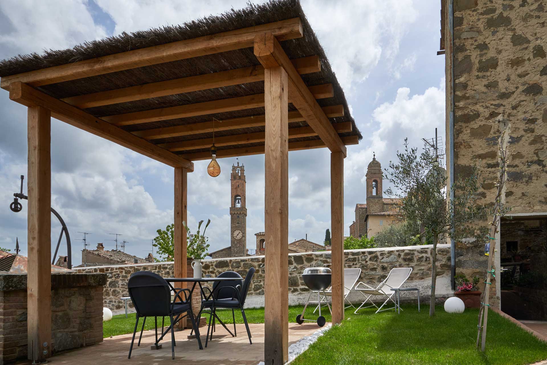 montalcino-townhouse_townhouse_montalcino-italy_exterior-view-terrace.jpg