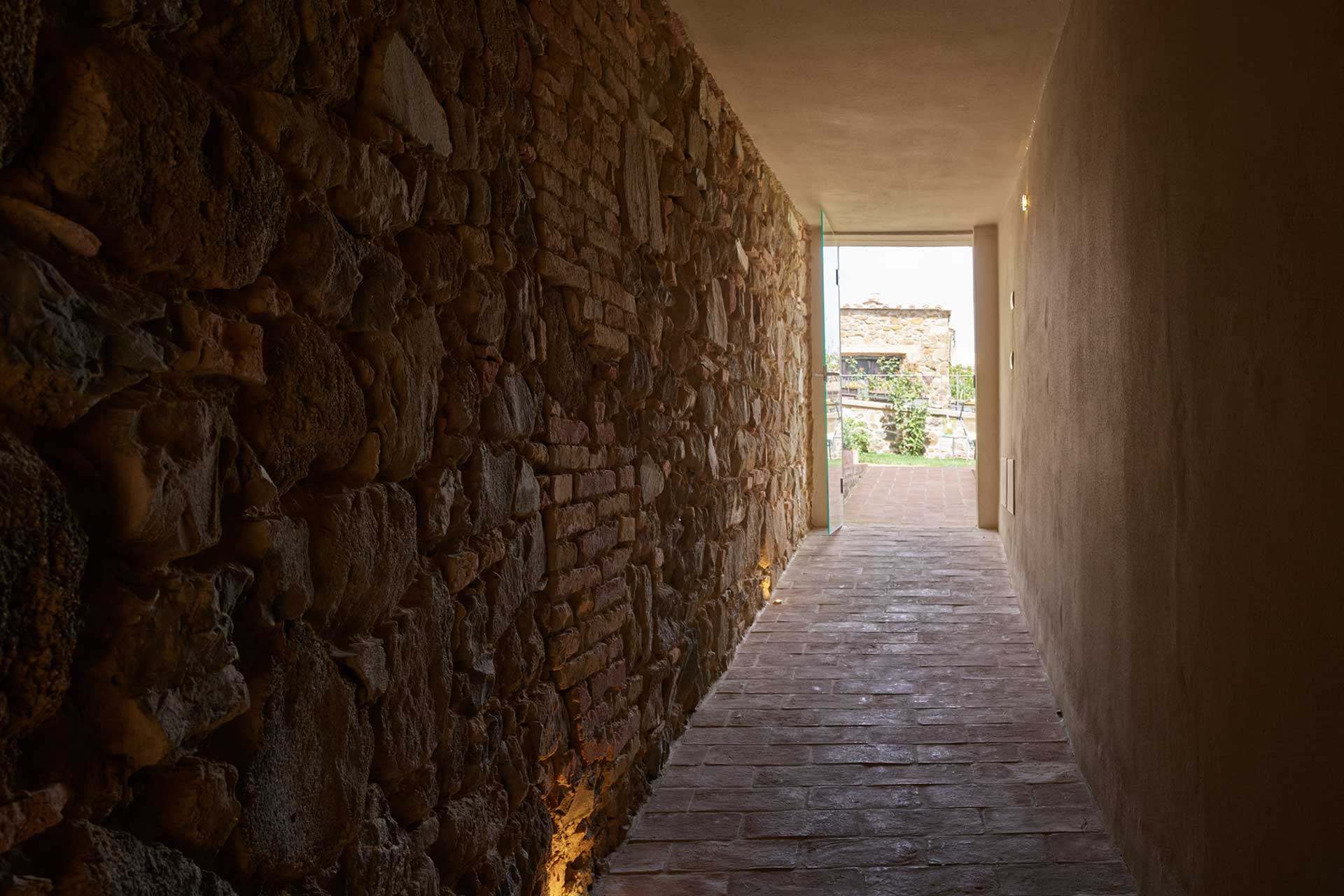 montalcino-townhouse_townhouse_montalcino-italy_interior-aisle.jpg