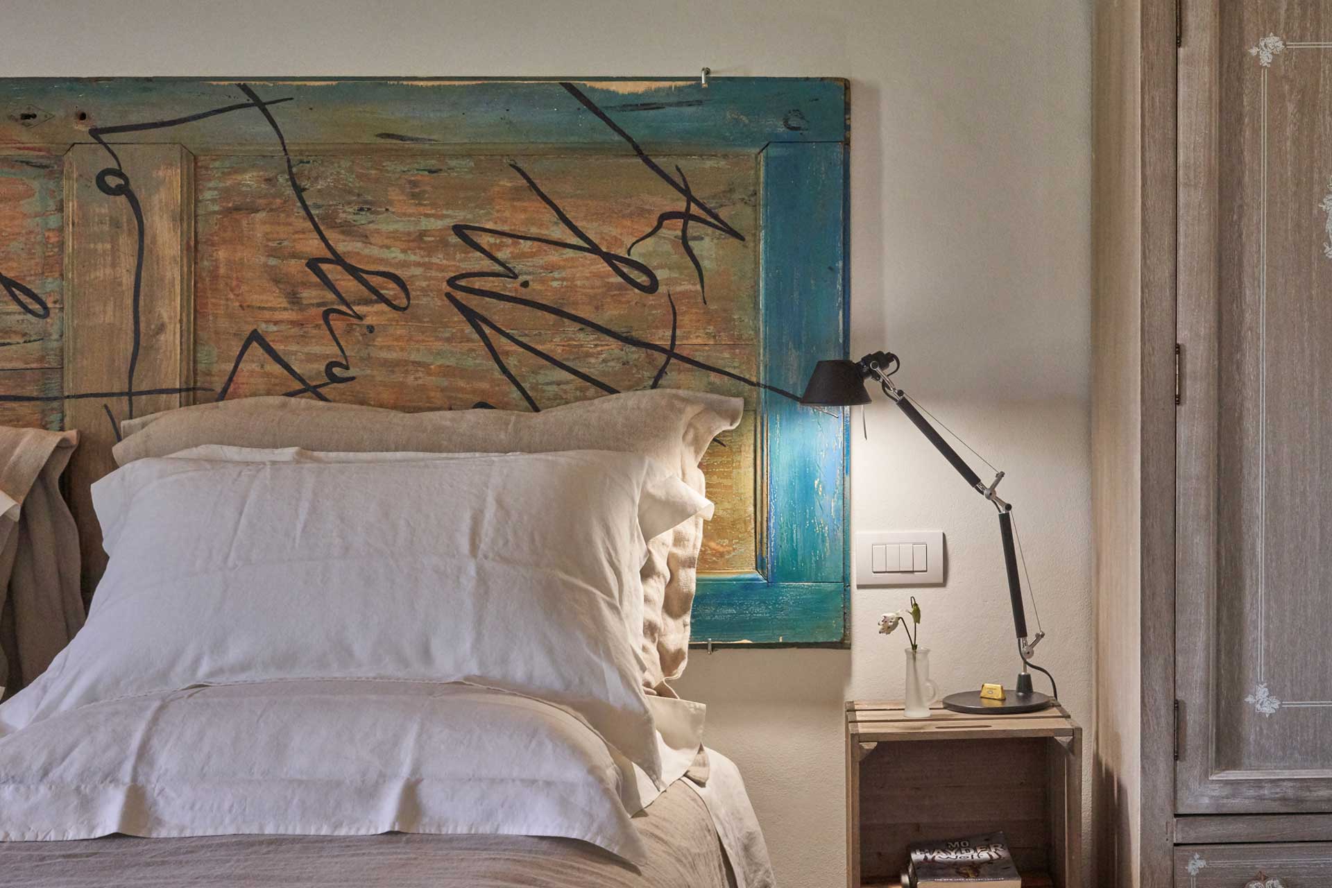 montalcino-townhouse_townhouse_montalcino-italy_interior-bedroom-detail.jpg