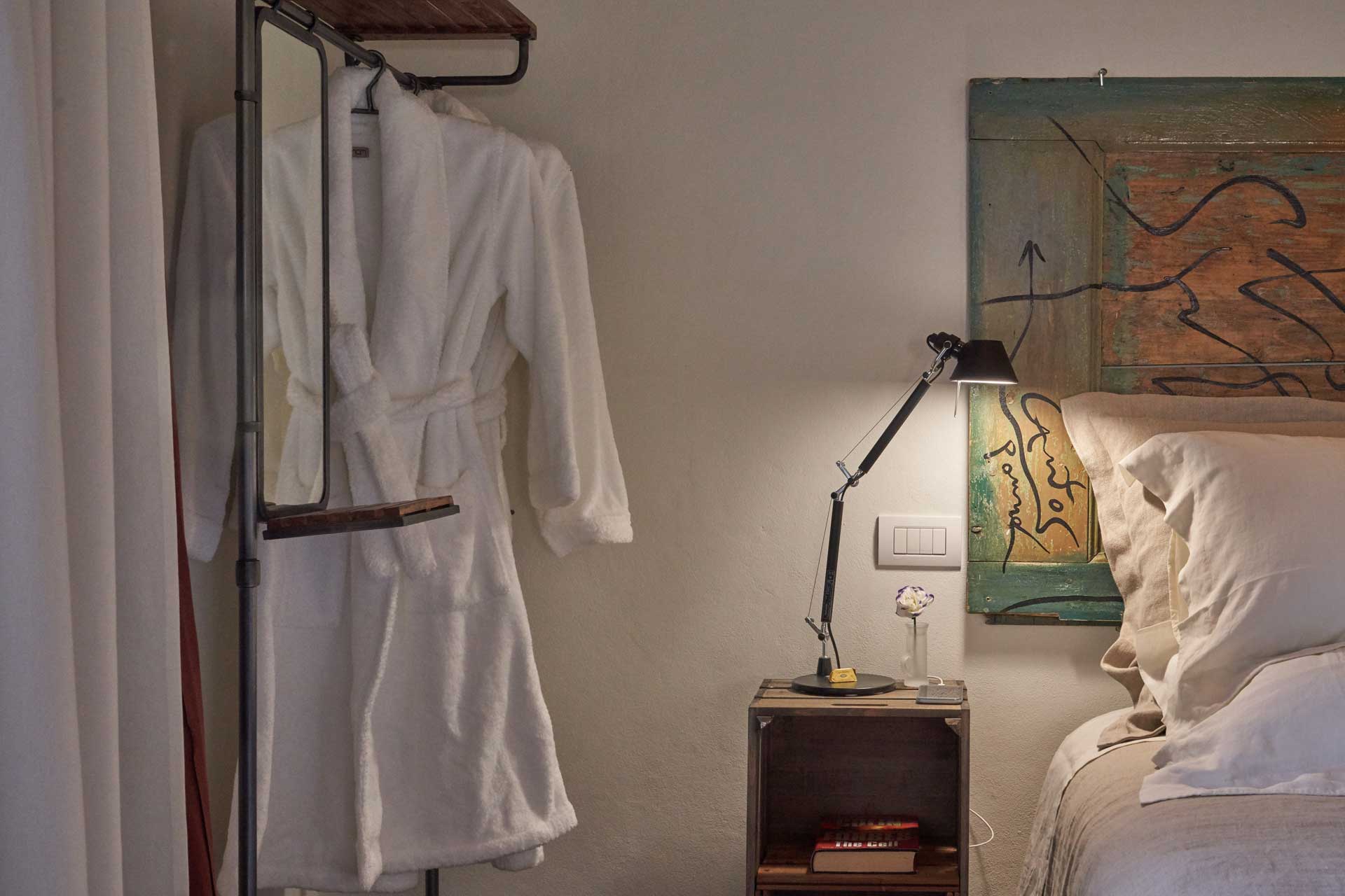 montalcino-townhouse_townhouse_montalcino-italy_interior-bedroom-detail-design.jpg
