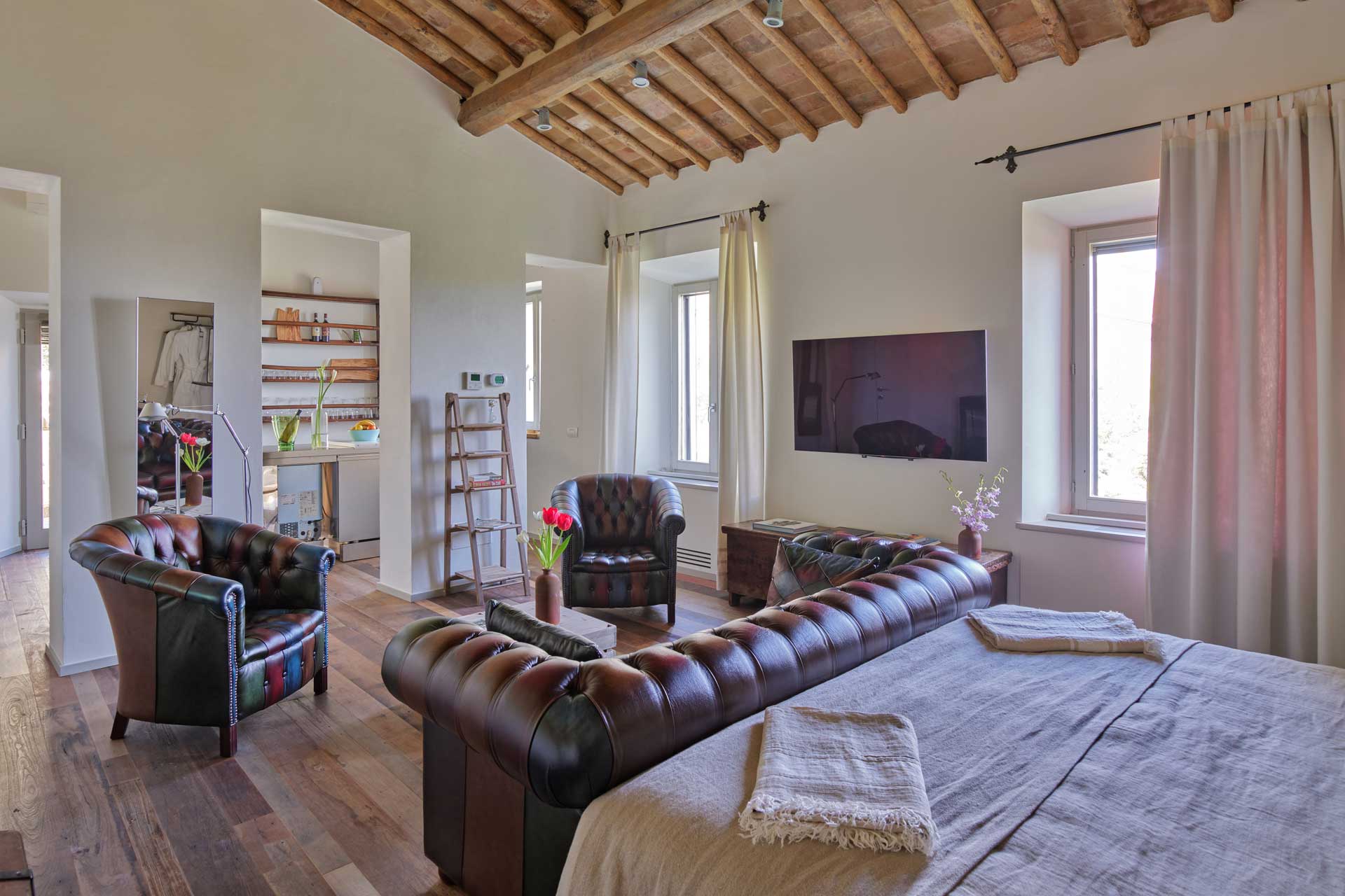 montalcino-townhouse_townhouse_montalcino-italy_interior-bedroom-space.jpg