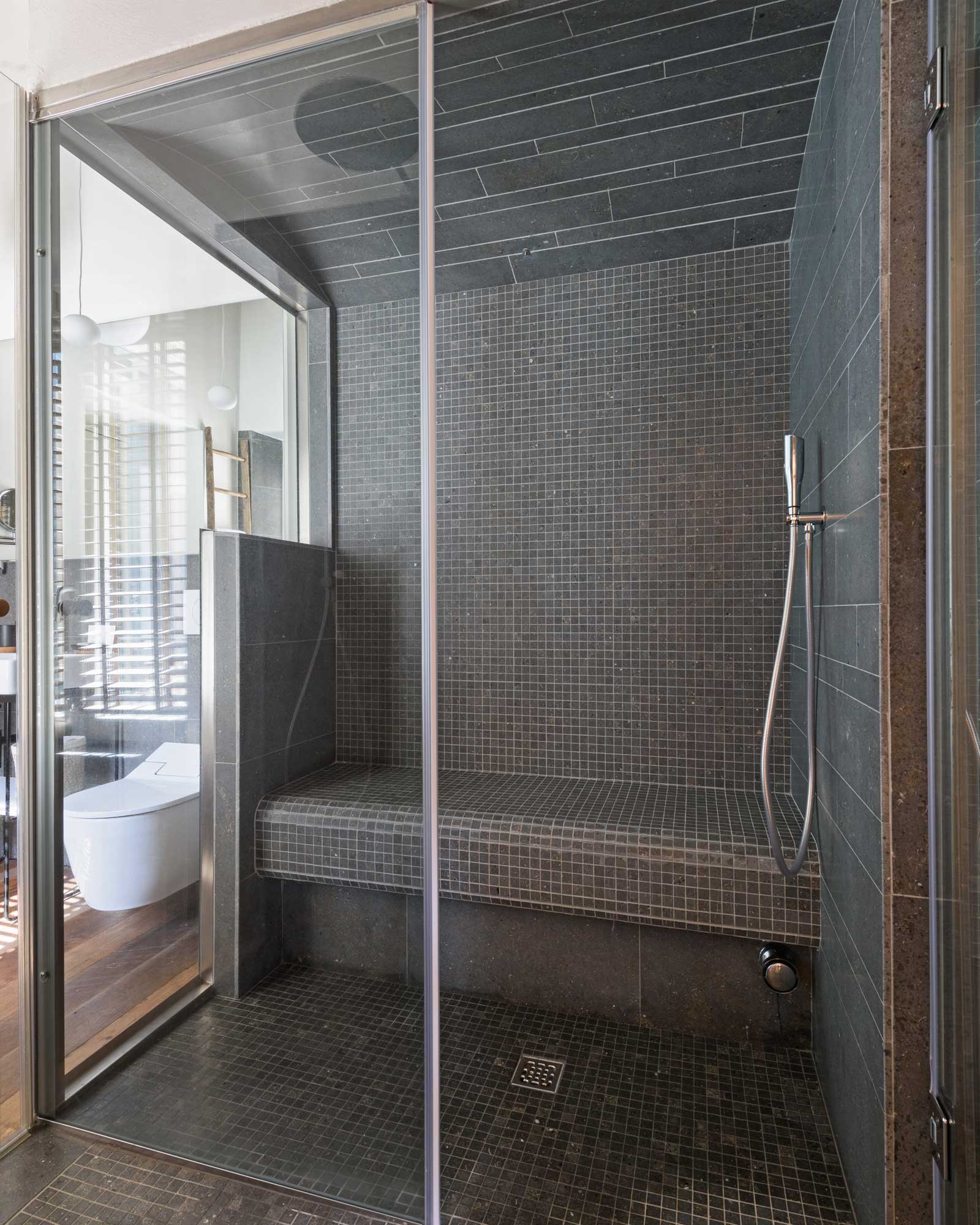 montalcino-townhouse_townhouse_montalcino-italy_interior-shower.jpg