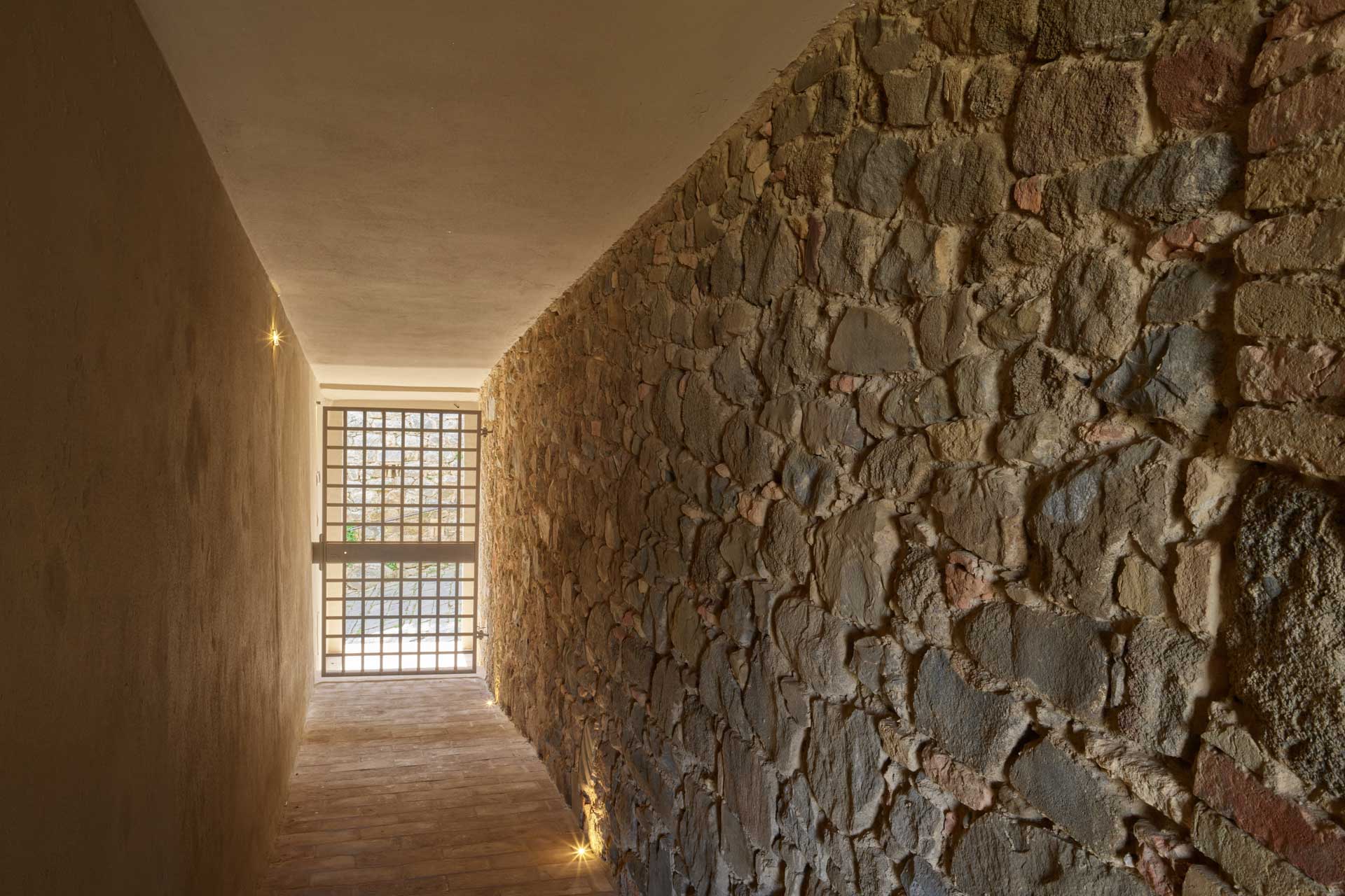 montalcino-townhouse_townhouse_montalcino-italy_interior-stone.jpg