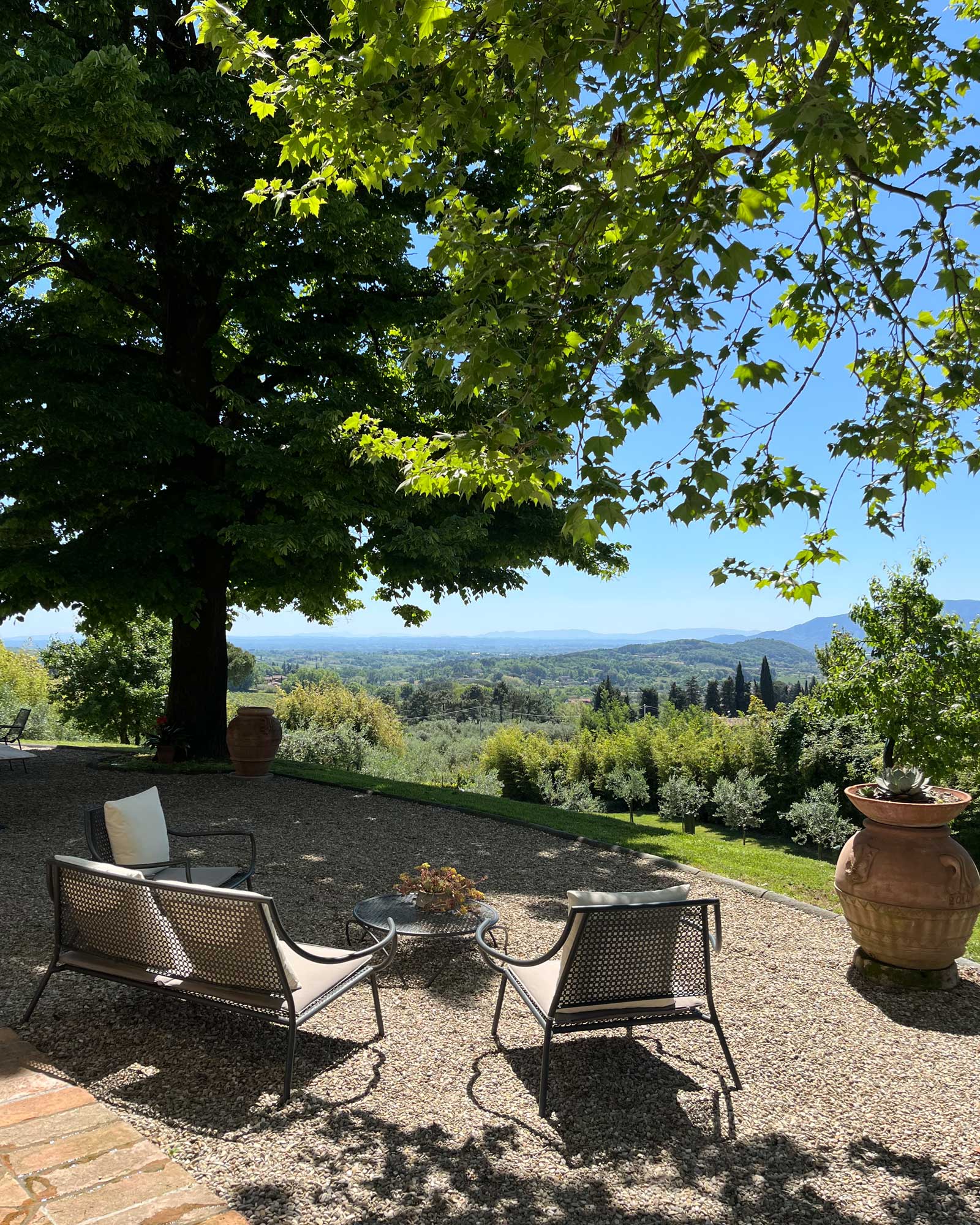 villa-carnicelli_estate_tuscany-italy_exterior-terrace-seating.jpg