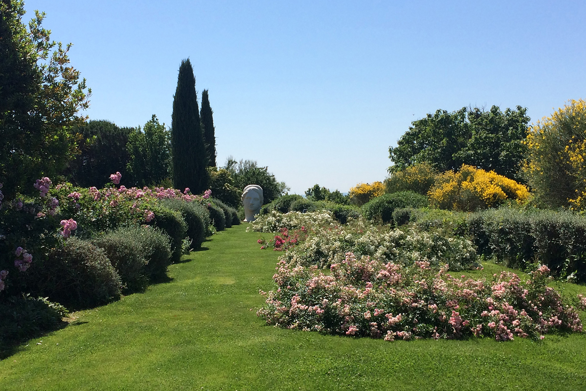 villa-tirrena_estate_lazio-italy_exterior-garden.jpg