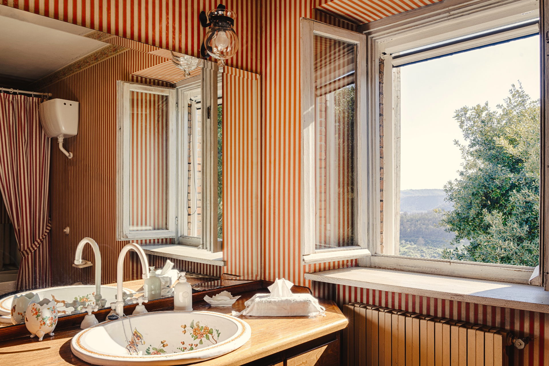villa-tirrena_estate_lazio-italy_interior-bath-room-window.jpg