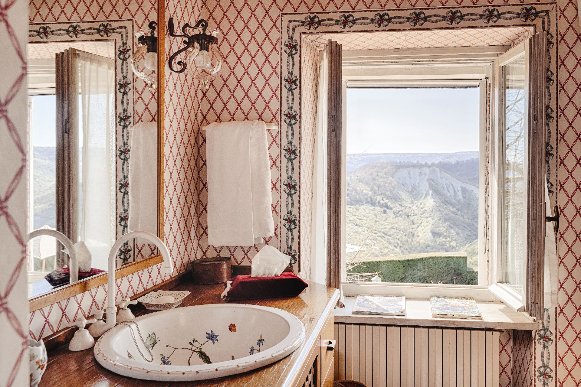 villa-tirrena_estate_lazio-italy_interior-bathroom-window.jpg