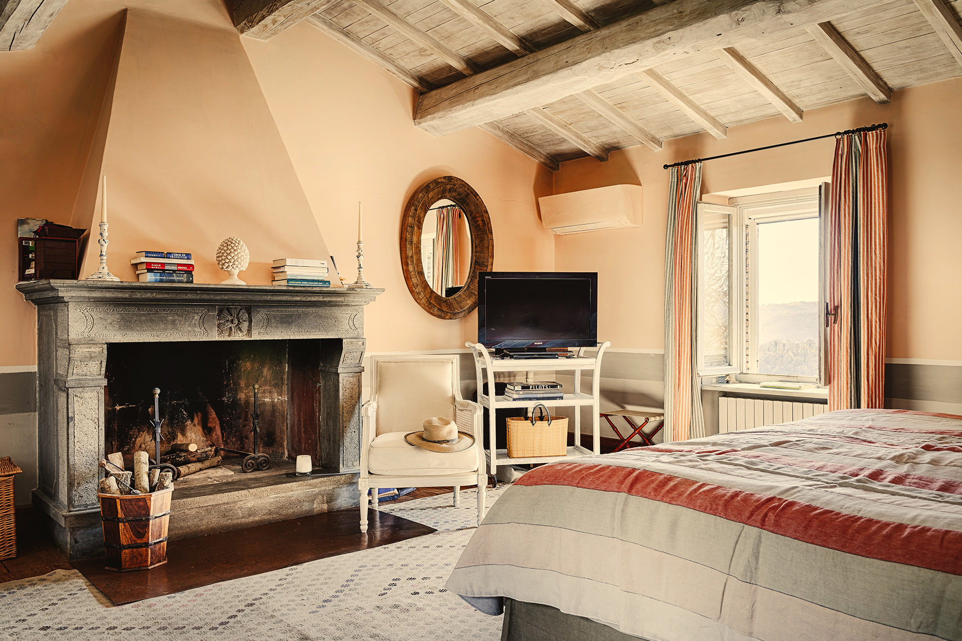 villa-tirrena_estate_lazio-italy_interior-bedroom.jpg