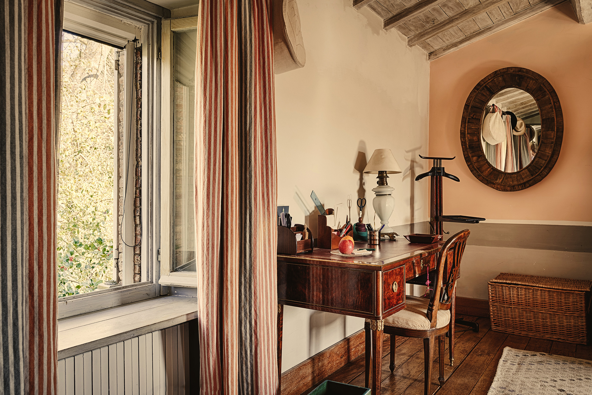 villa-tirrena_estate_lazio-italy_interior-bedroom-desk.jpg