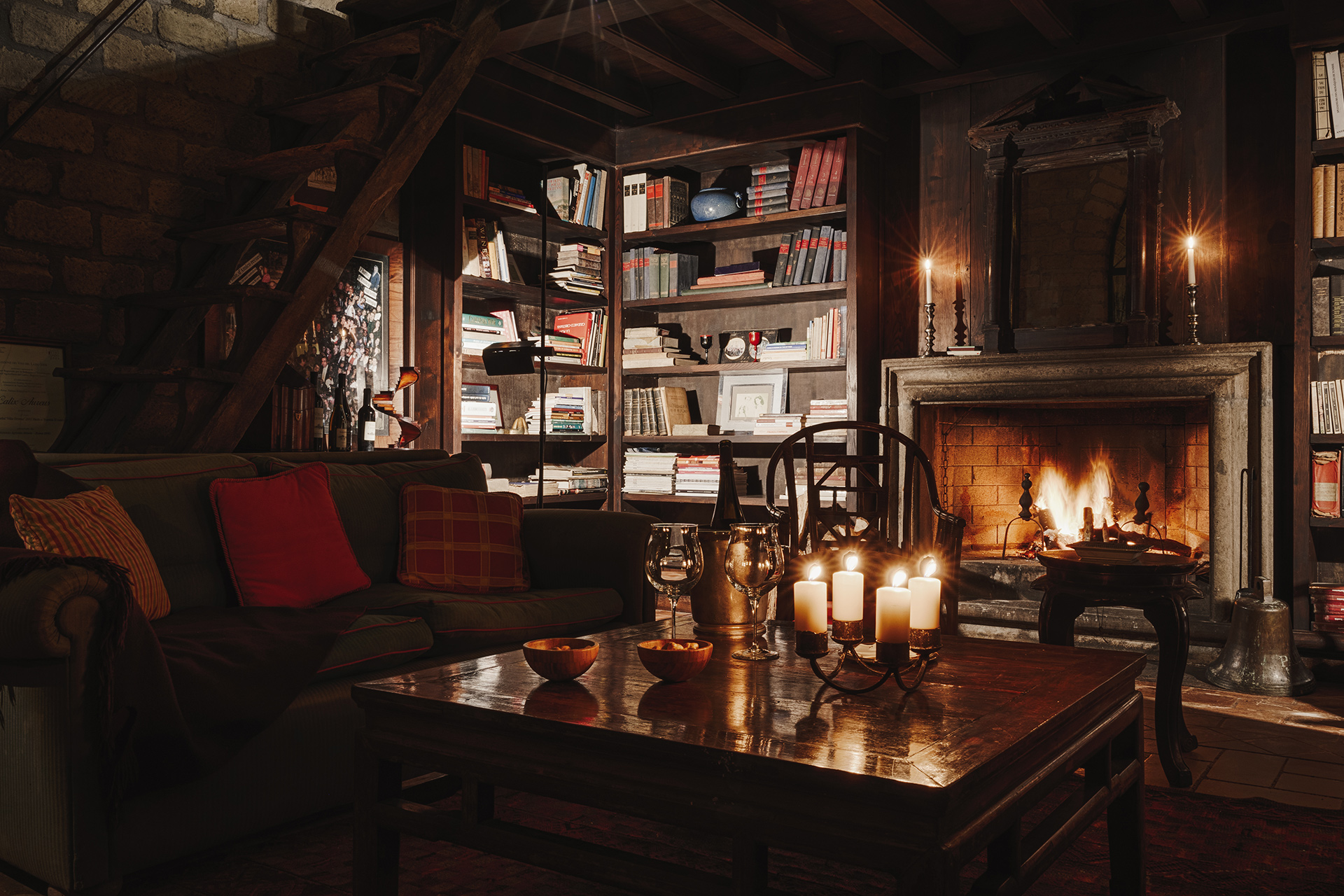 villa-tirrena_estate_lazio-italy_interior-fireplace-book.jpg