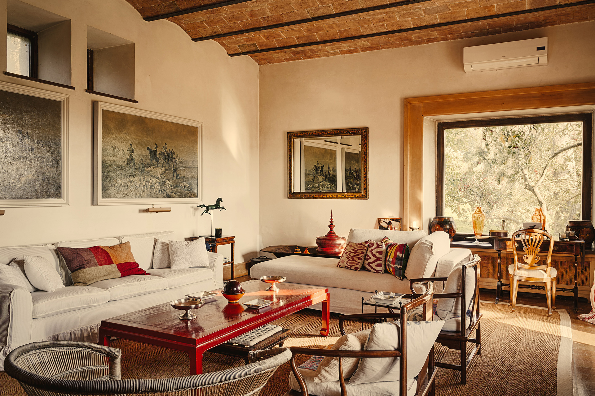 villa-tirrena_estate_lazio-italy_interior-sofas.jpg
