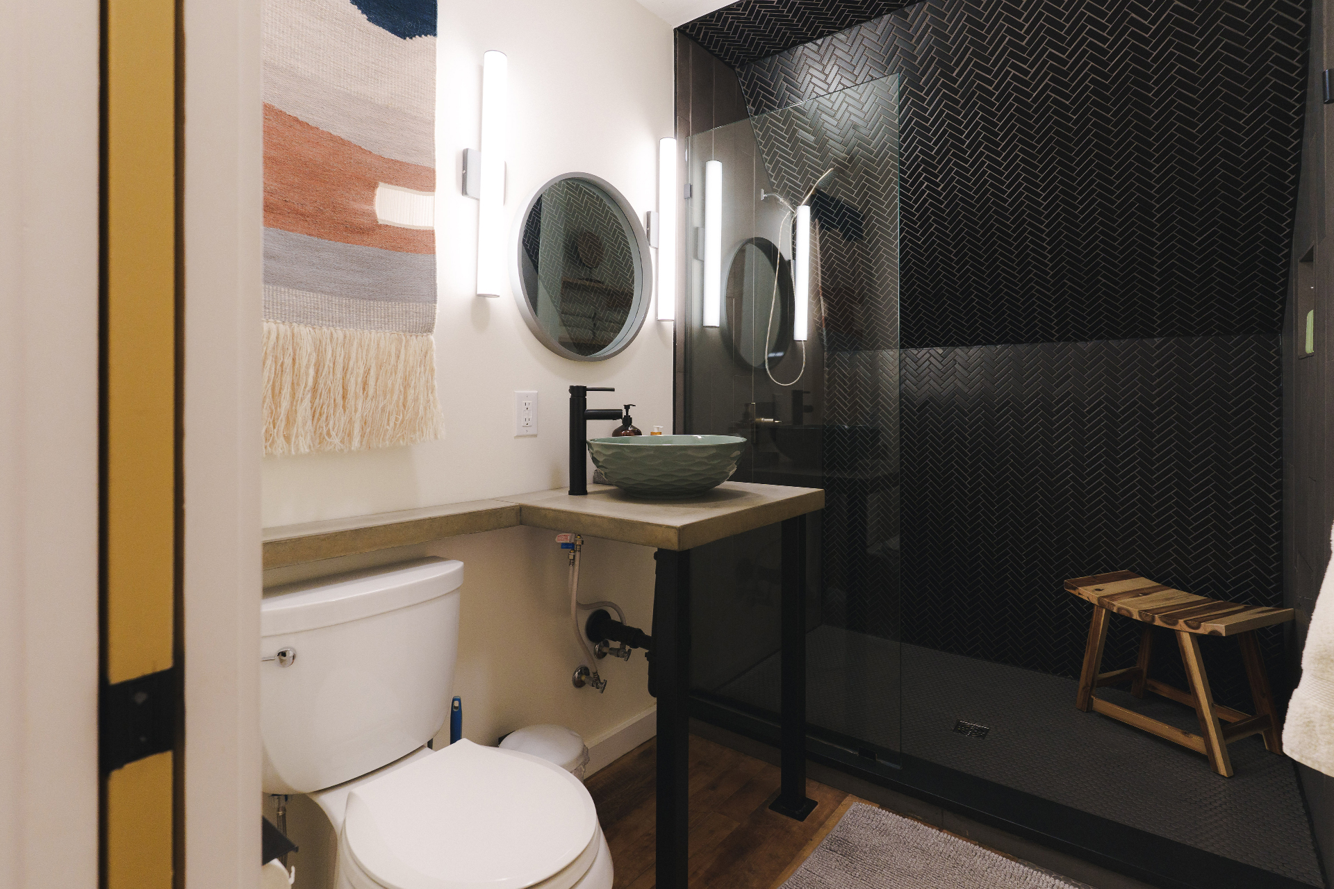 carpenters-cabin_cabin_ohio-usa_interior-bathroom.jpg