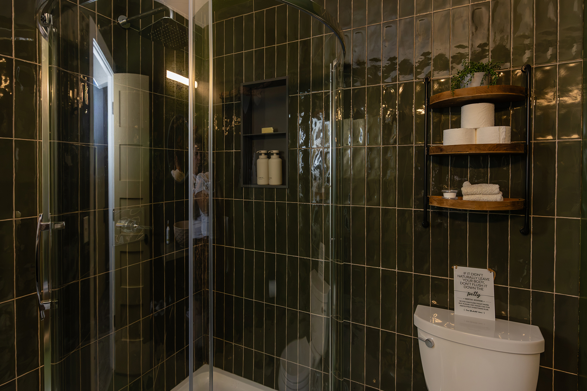 carpenters-cabin_cabin_ohio-usa_interior-bathroom-shower.jpg