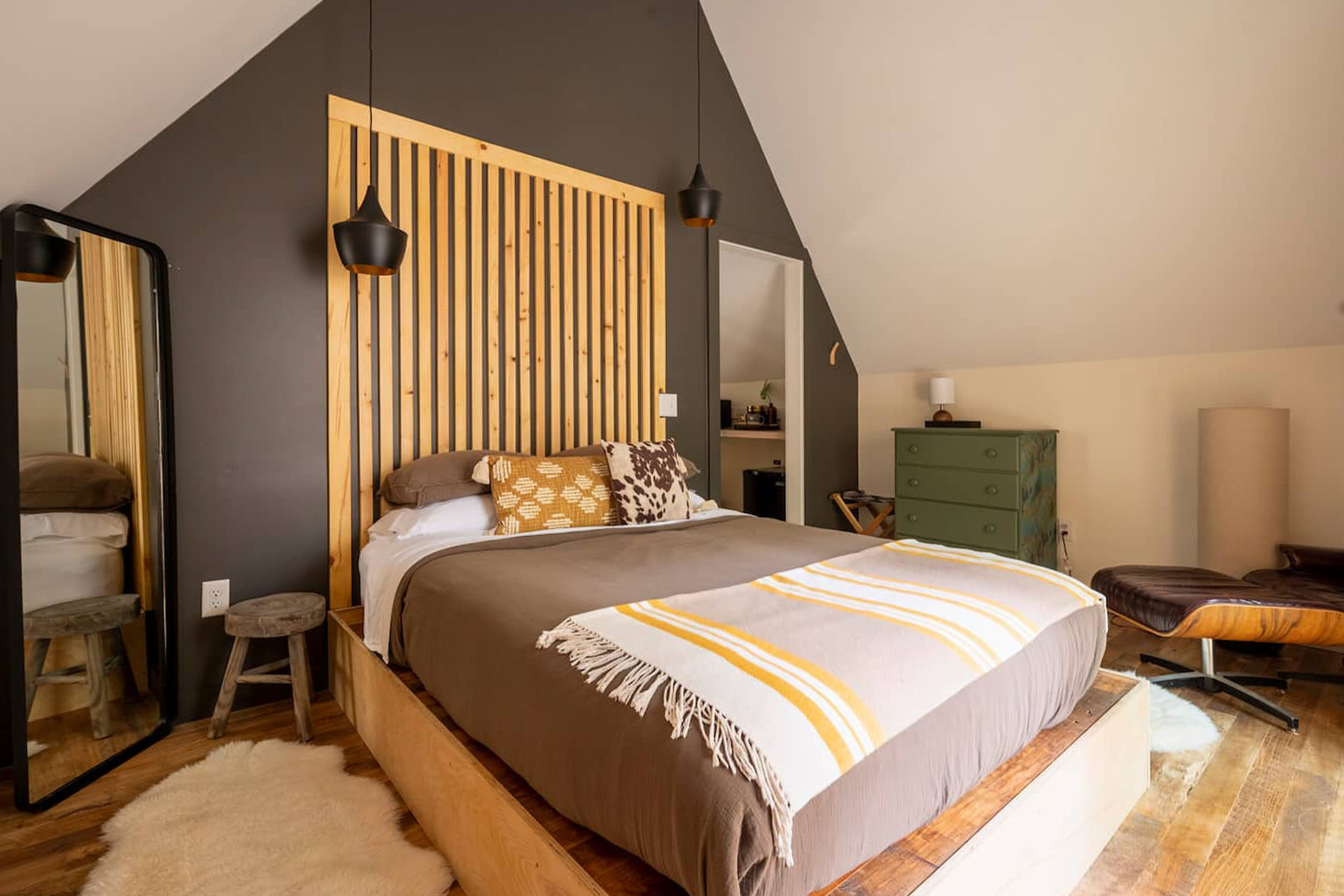 carpenters-cabin_cabin_ohio-usa_interior-bedroom.jpg