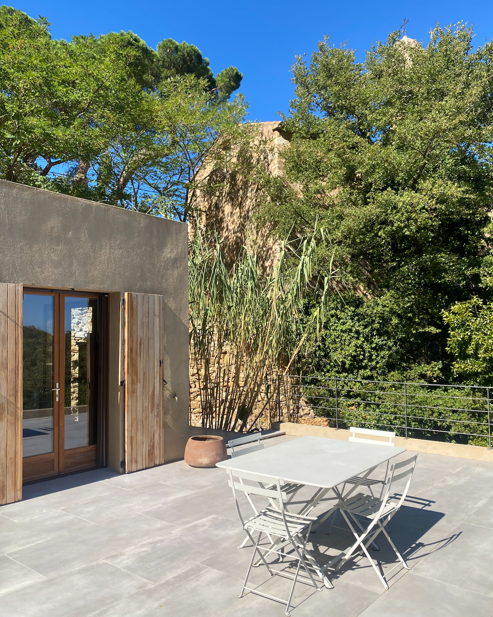 casa-paraso_house_corsica-france_exterior-table.jpg
