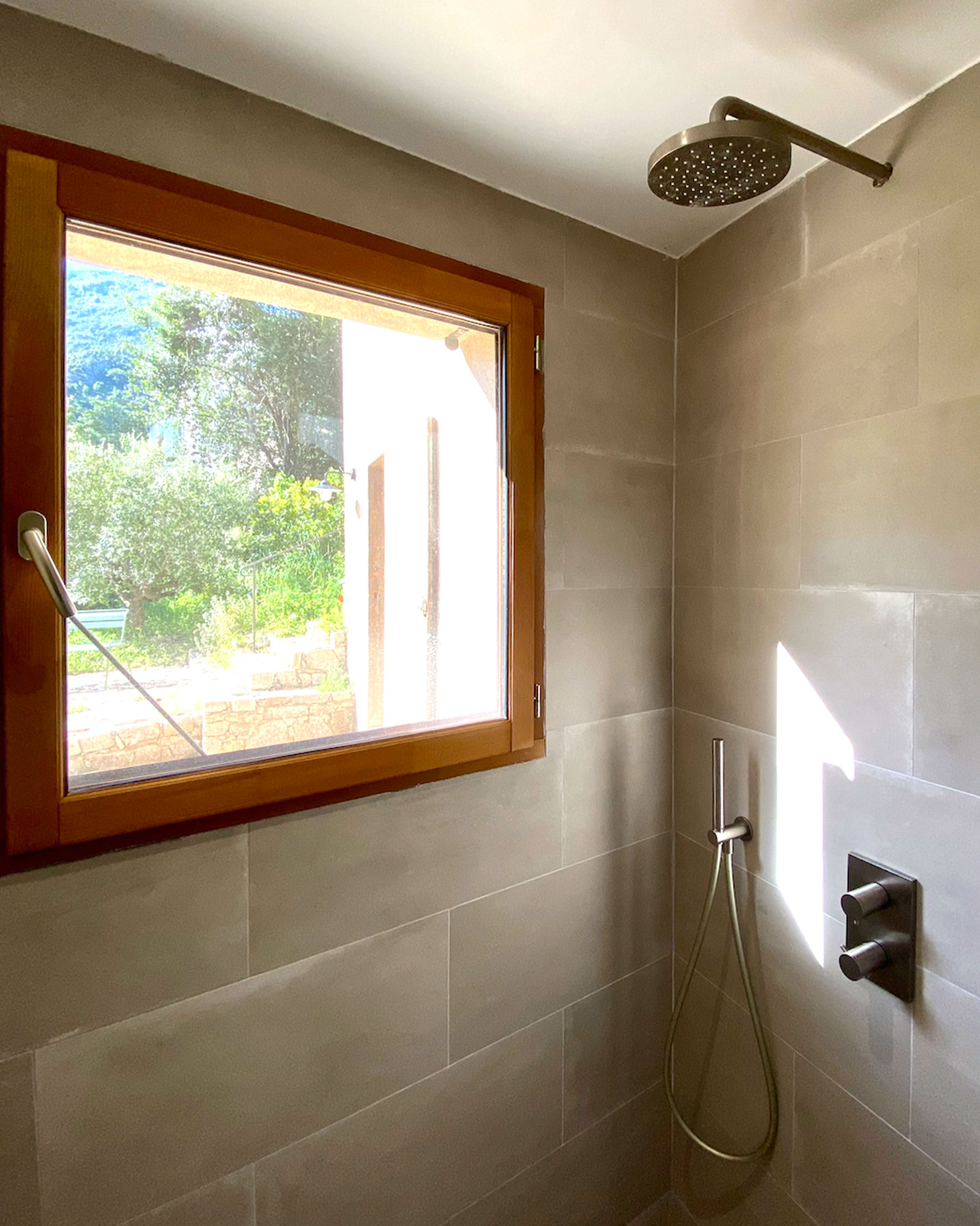 casa-paraso_house_corsica-france_interior-bathroom-shower.jpg