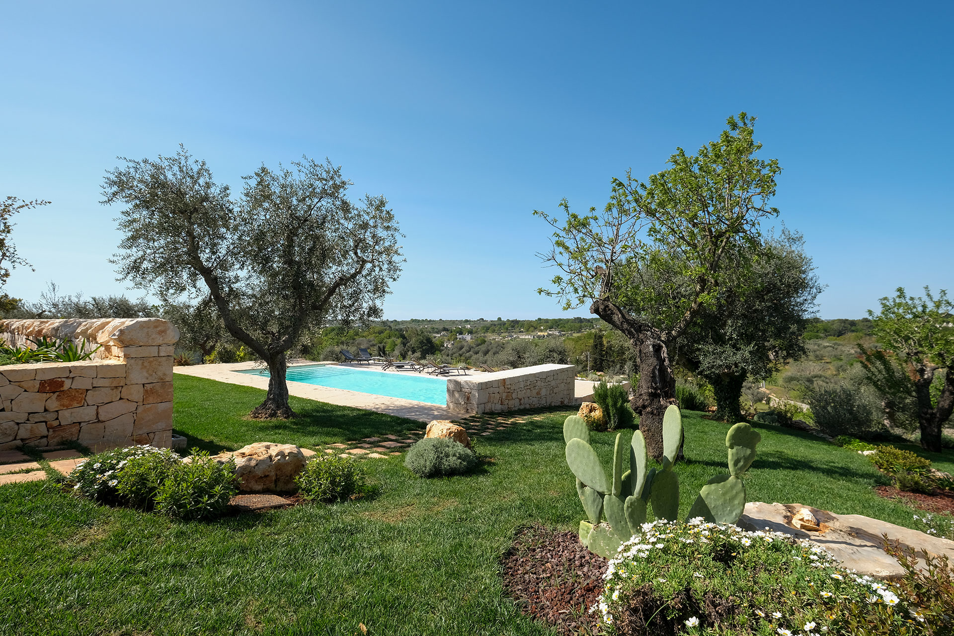 trulli-cantalanotte_trullo-puglia-italy-exterior.jpg