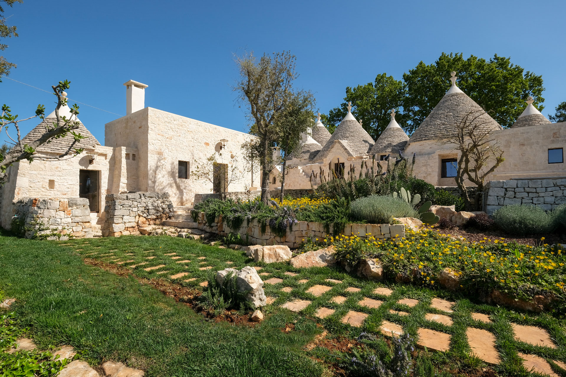trulli-cantalanotte_trullo-puglia-italy-exterior-facade-garden.jpg