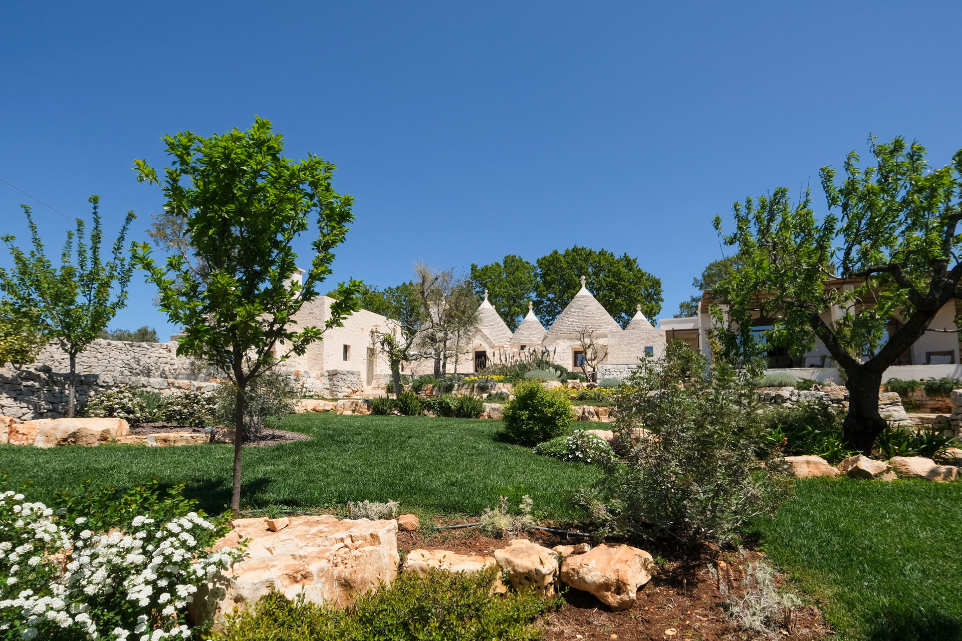 trulli-cantalanotte_trullo-puglia-italy-exterior-garden.jpg