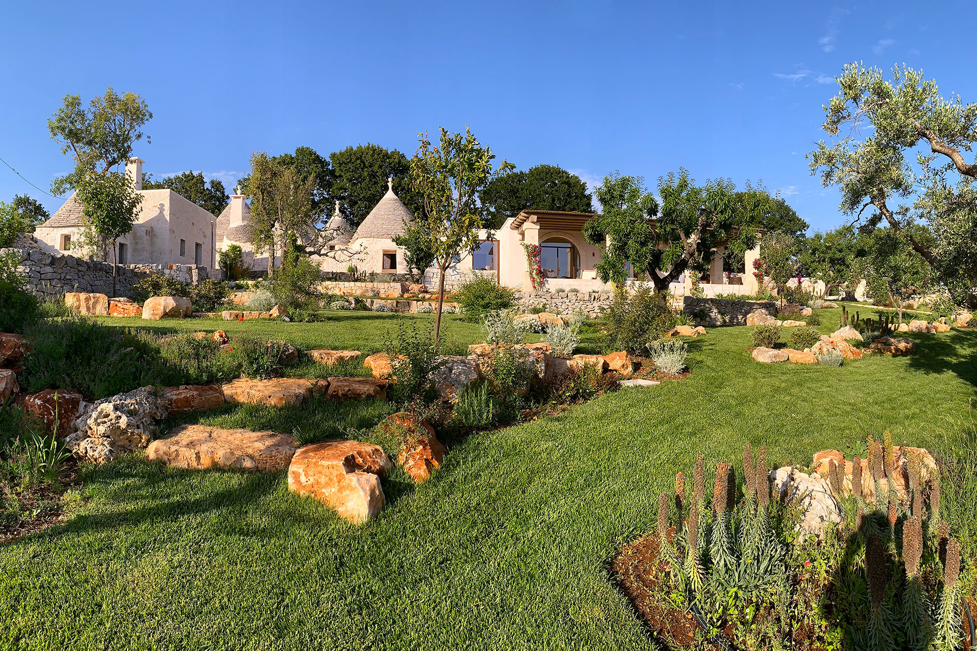 trulli-cantalanotte_trullo-puglia-italy-exterior-garden-facade.jpg