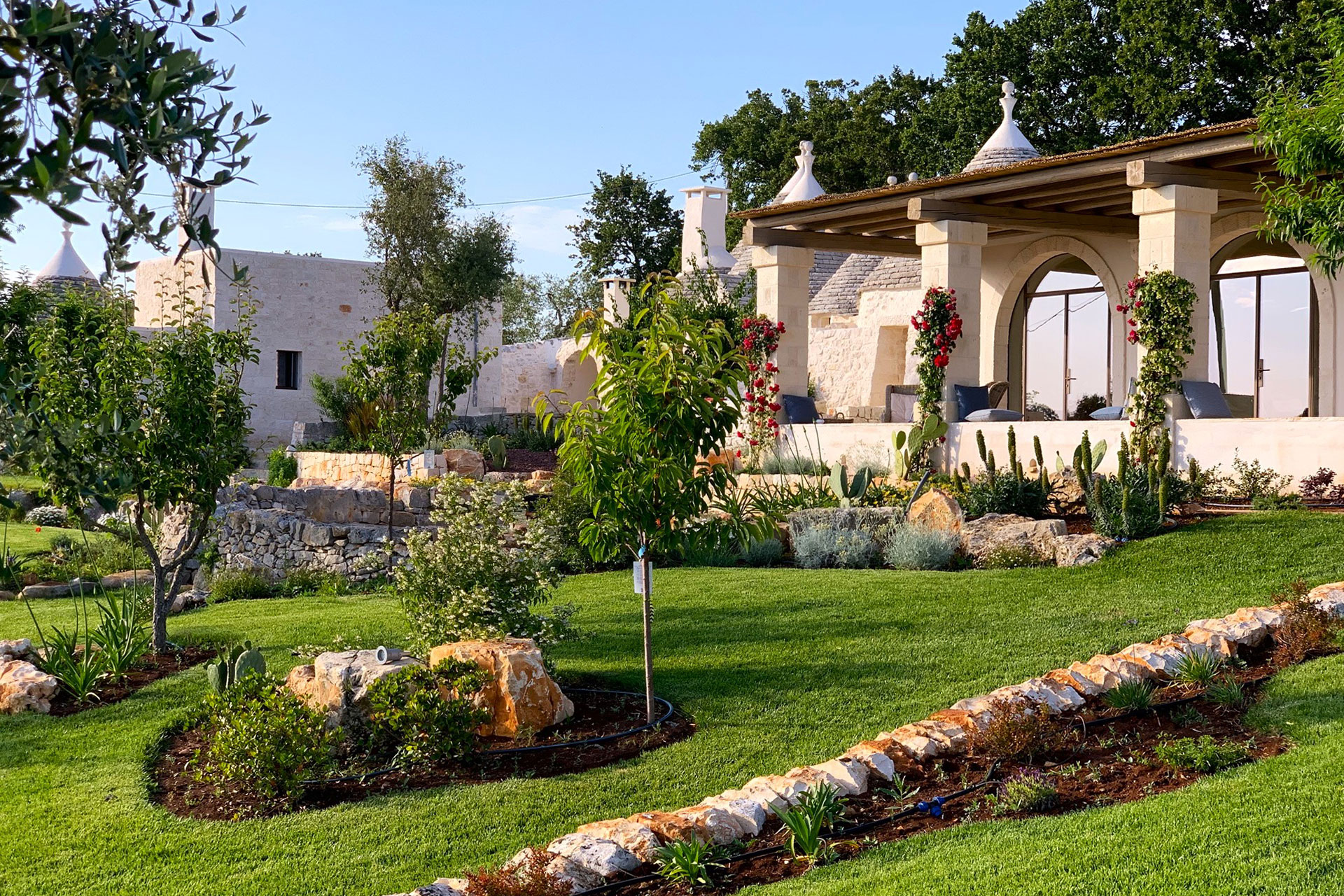trulli-cantalanotte_trullo-puglia-italy-exterior-garden-terrace.jpg