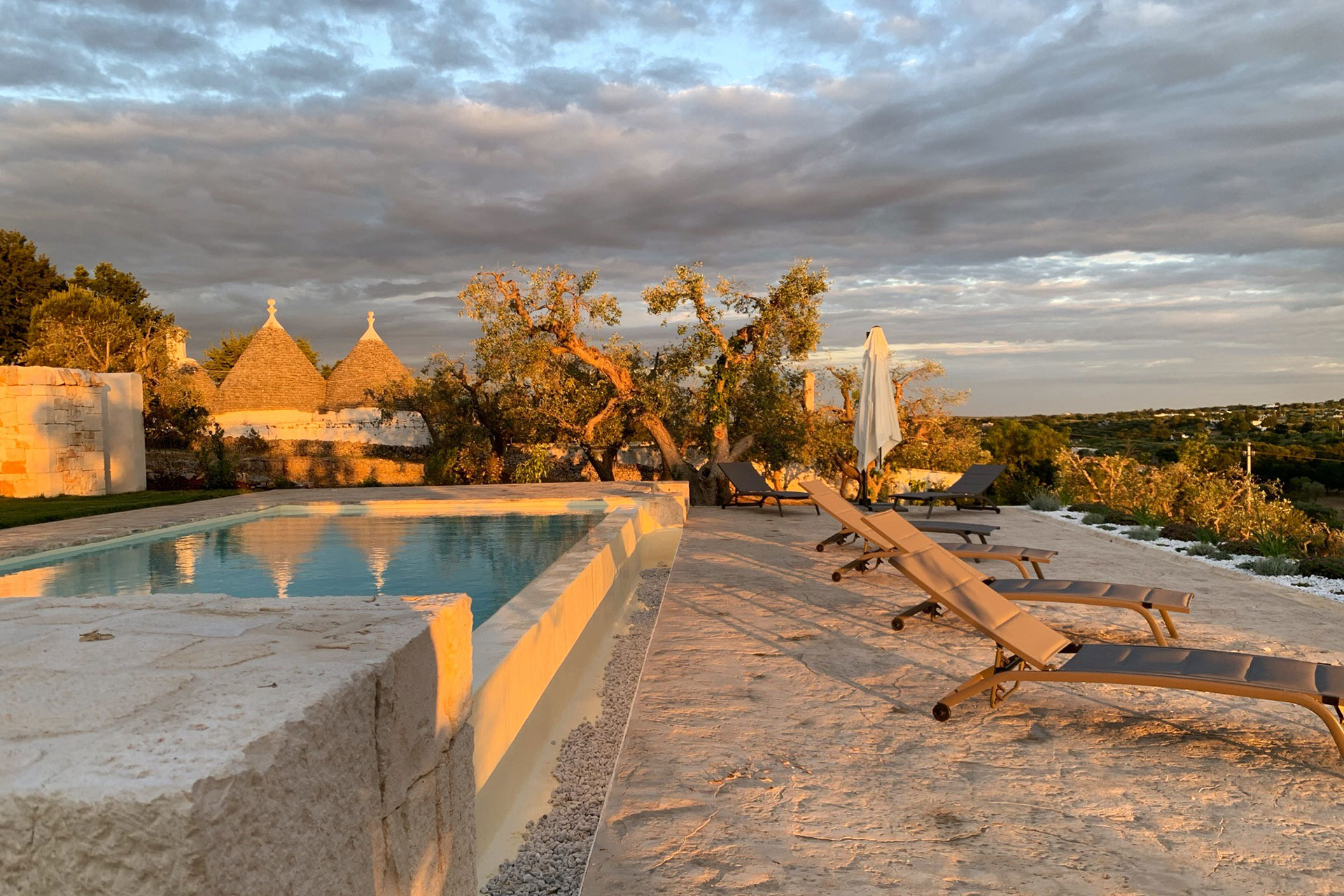 trulli-cantalanotte_trullo-puglia-italy-exterior-golden-hour.jpg