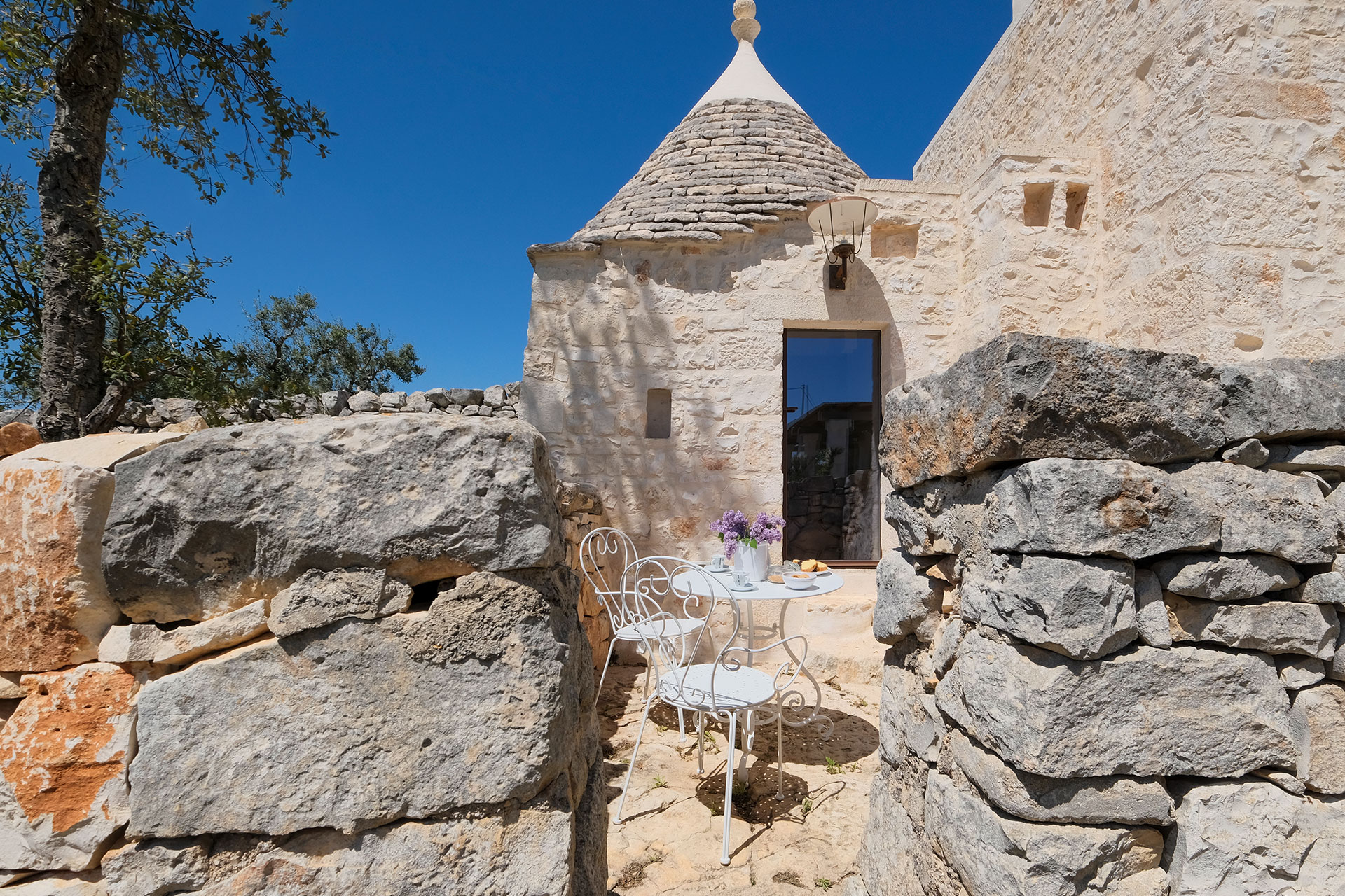 trulli-cantalanotte_trullo-puglia-italy-exterior-table.jpg