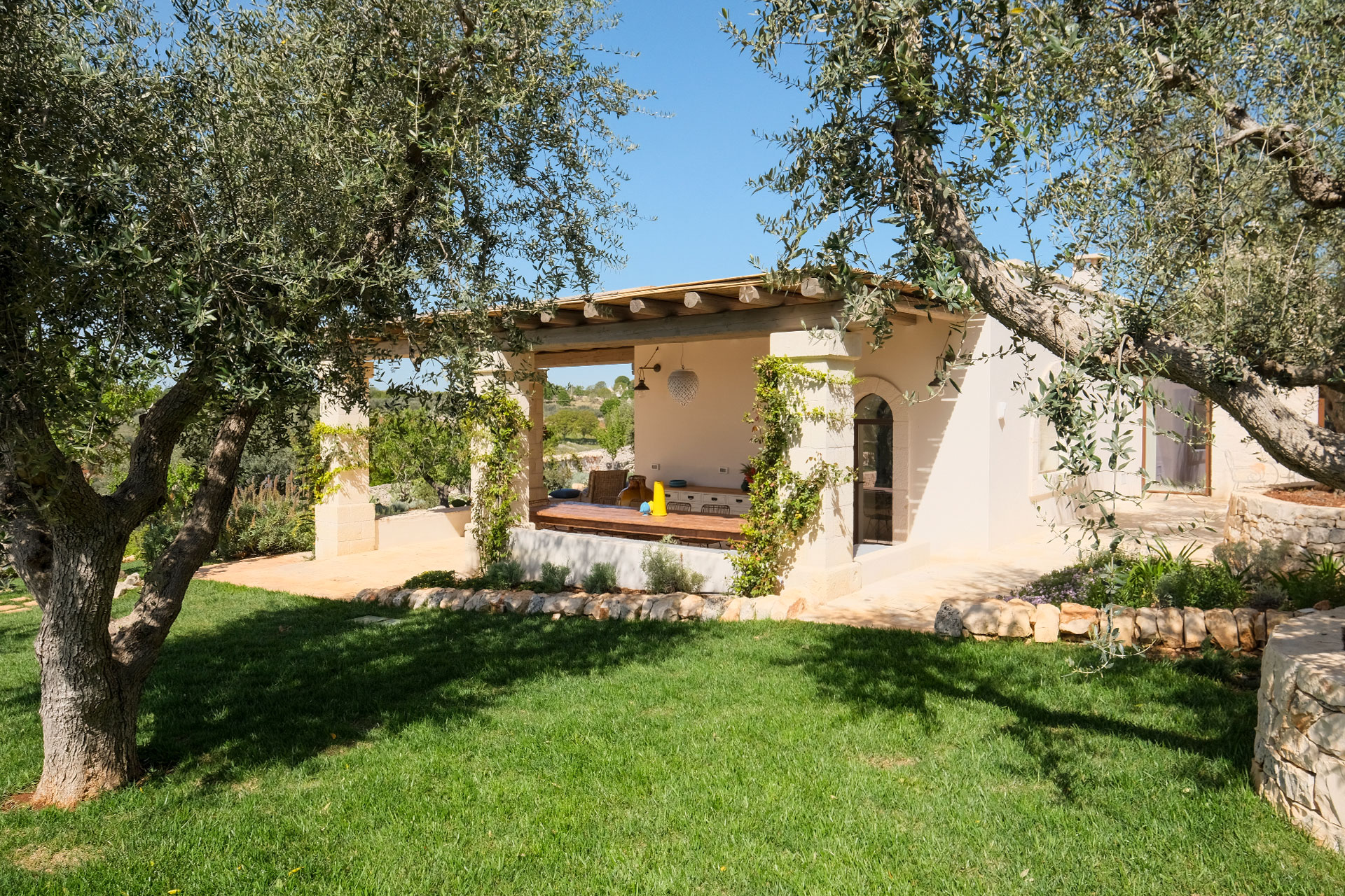 trulli-cantalanotte_trullo-puglia-italy-exterior-terrace.jpg