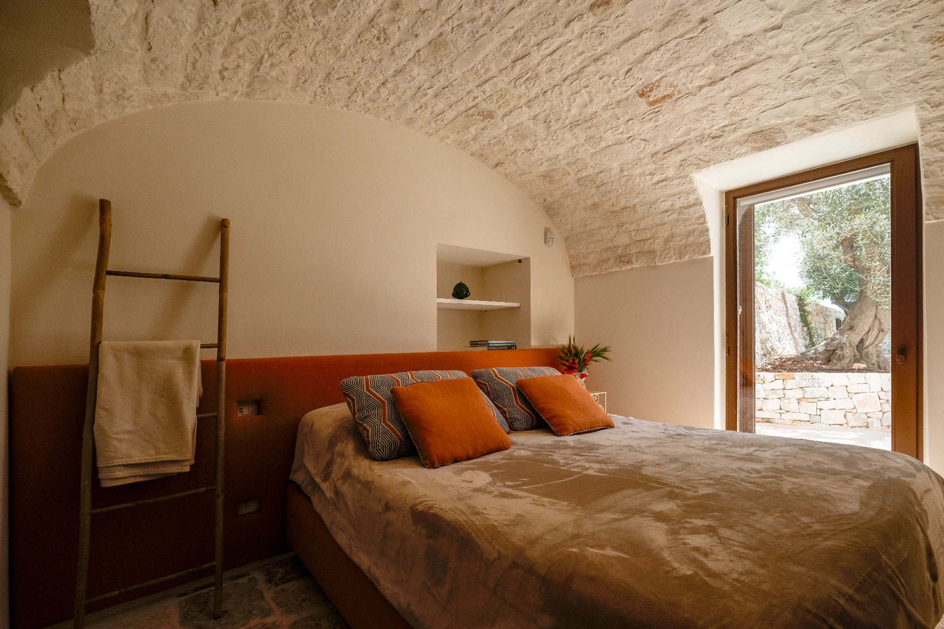 trulli-cantalanotte_trullo-puglia-italy-interior-bedroom.jpg