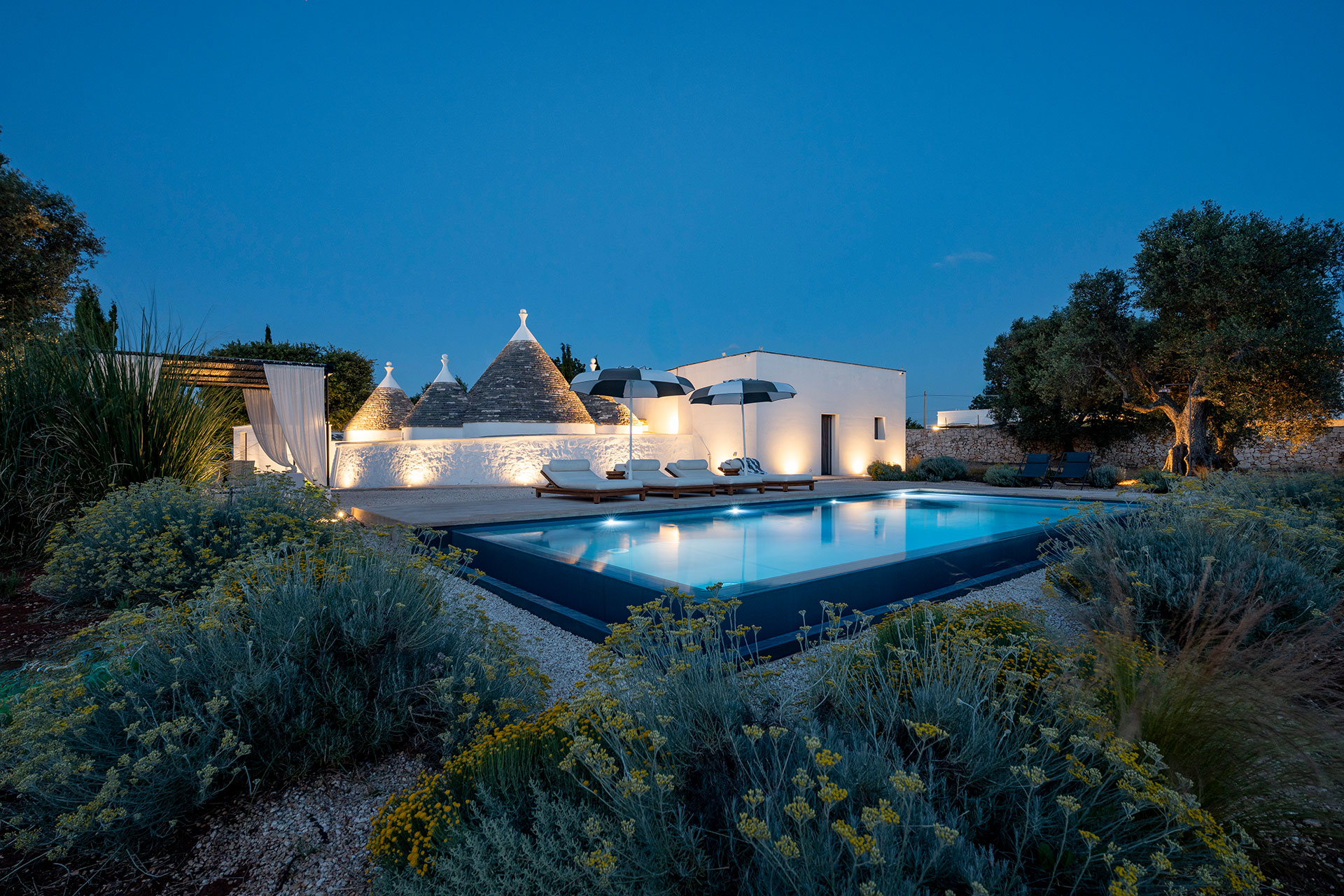 trulli-petramyrta_trullo_puglia-italy_exterior-pool-night-facade.jpg