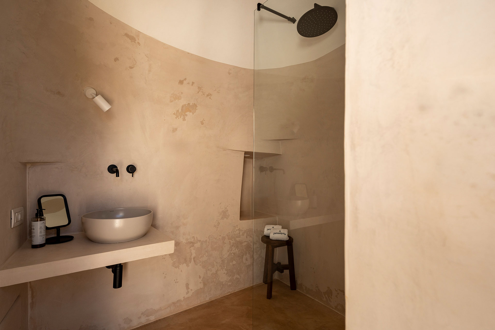 trulli-petramyrta_trullo_puglia-italy_interior-bath.jpg