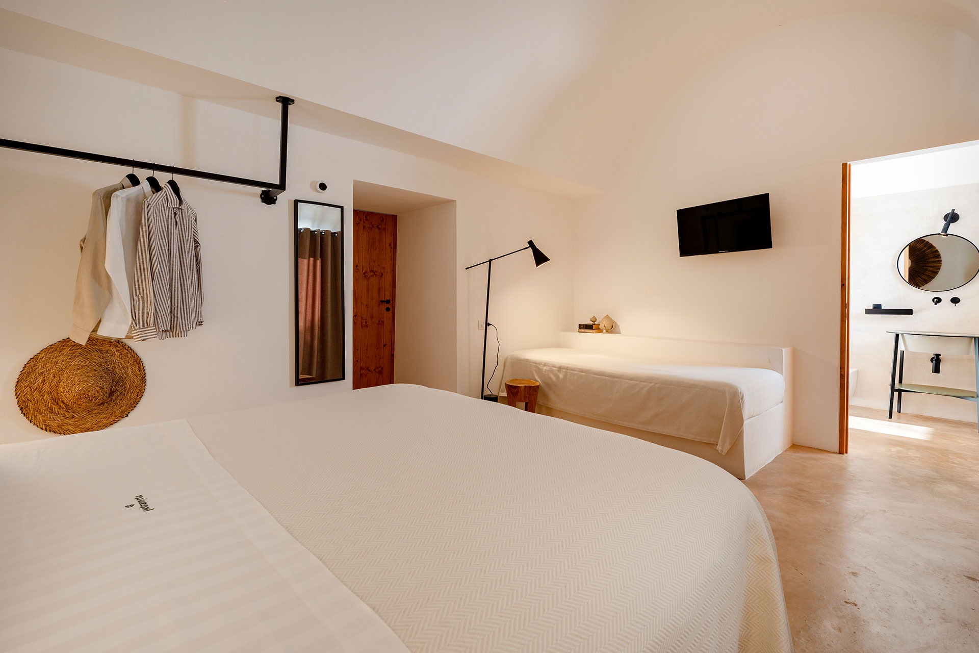 trulli-petramyrta_trullo_puglia-italy_interior-bedroom-bathroom.jpg