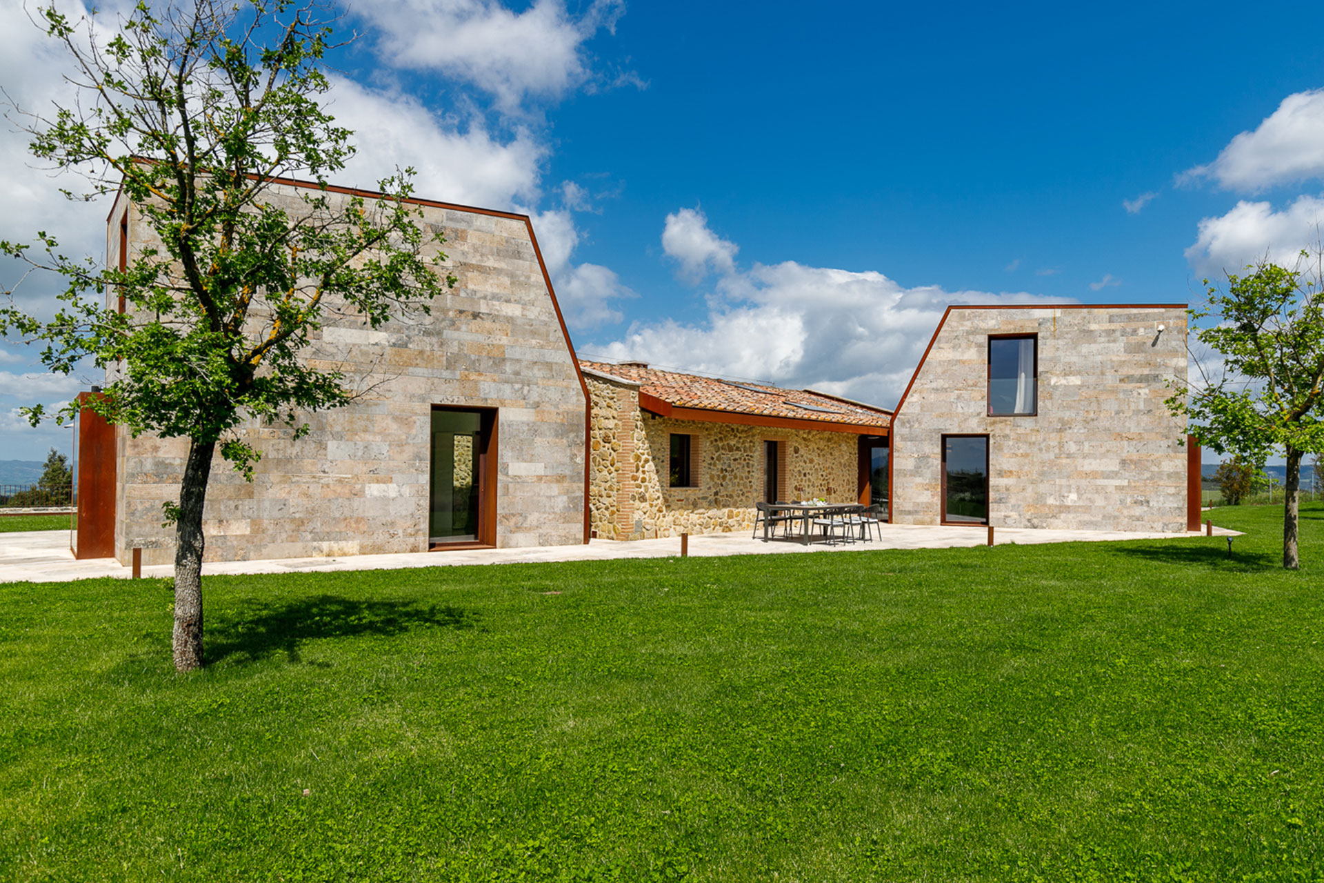 villa-volterra_country-house_tuscany-italy_exterior-facade-design.jpg