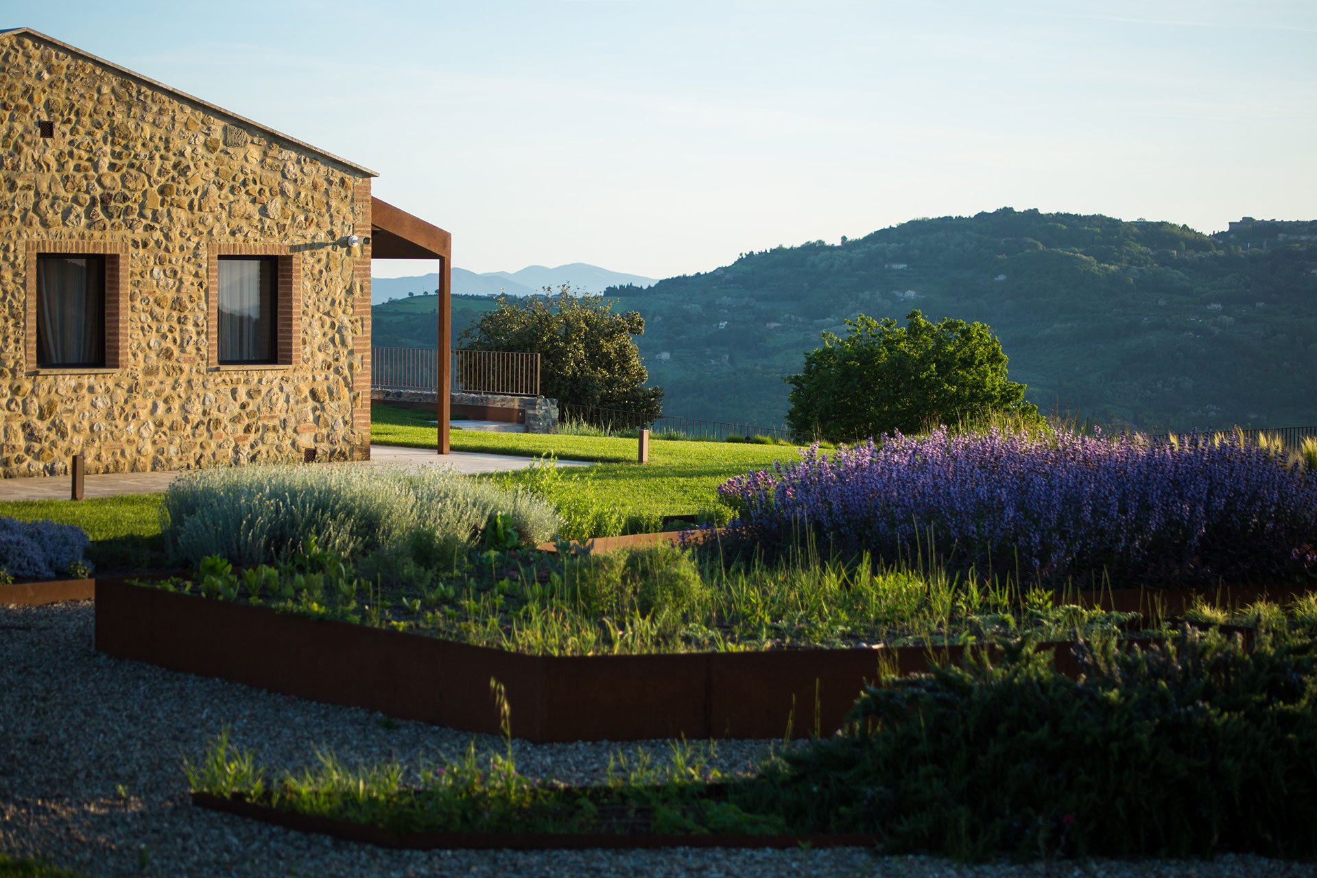 villa-volterra_country-house_tuscany-italy_exterior-facade-side-detail.jpg