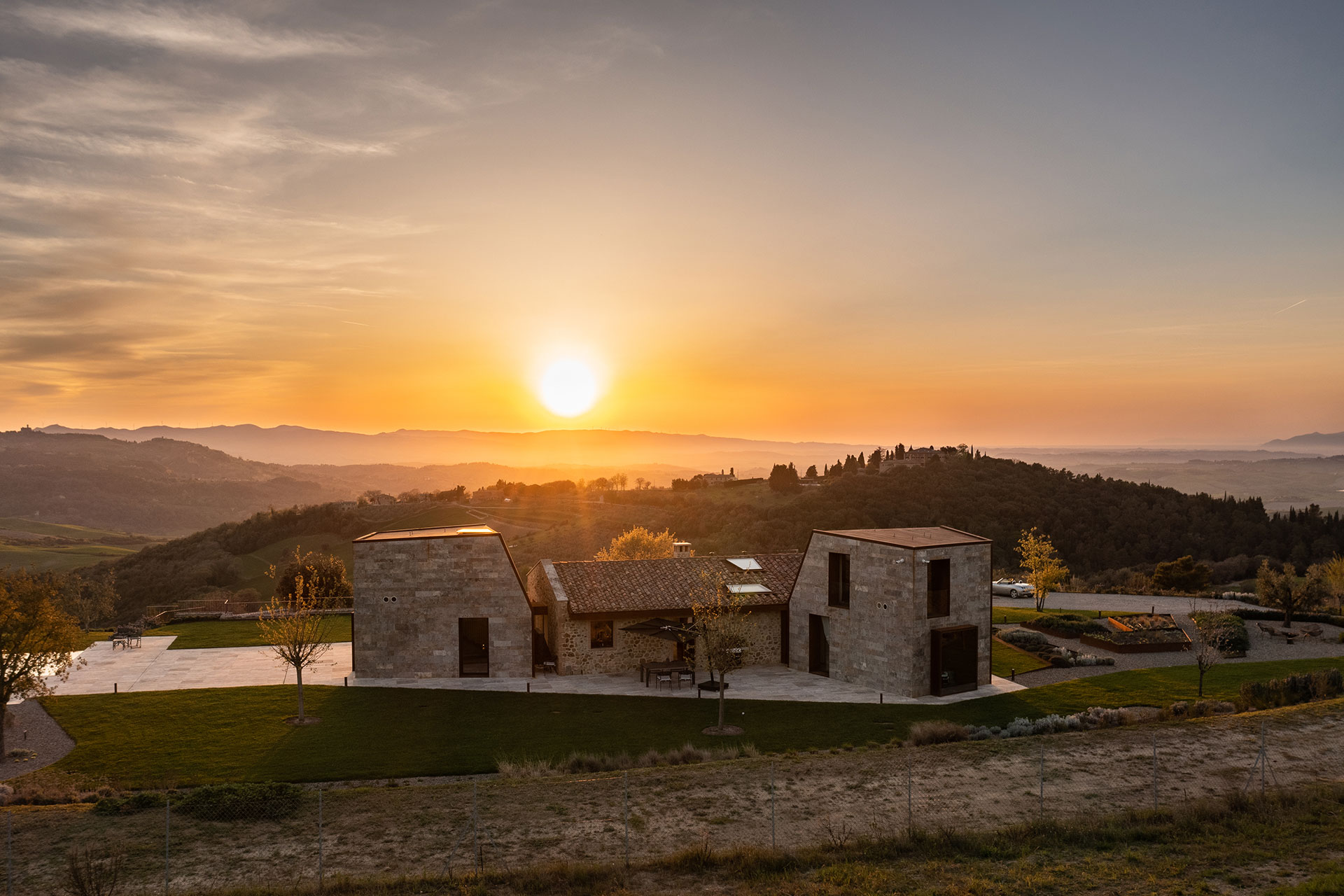 villa-volterra_country-house_tuscany-italy_exterior-sunset.jpg