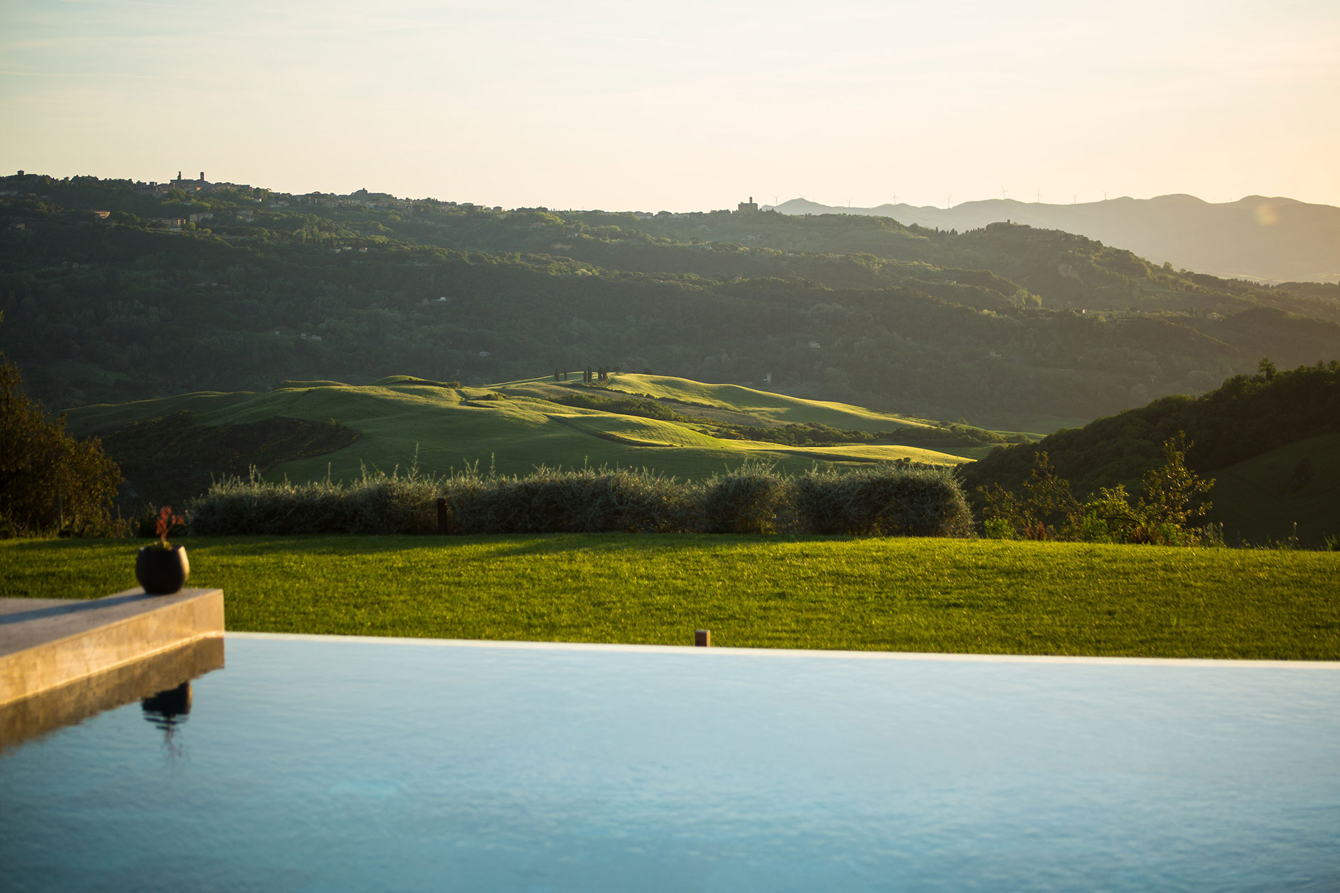 villa-volterra_country-house_tuscany-italy_exterior-view-pool.jpg