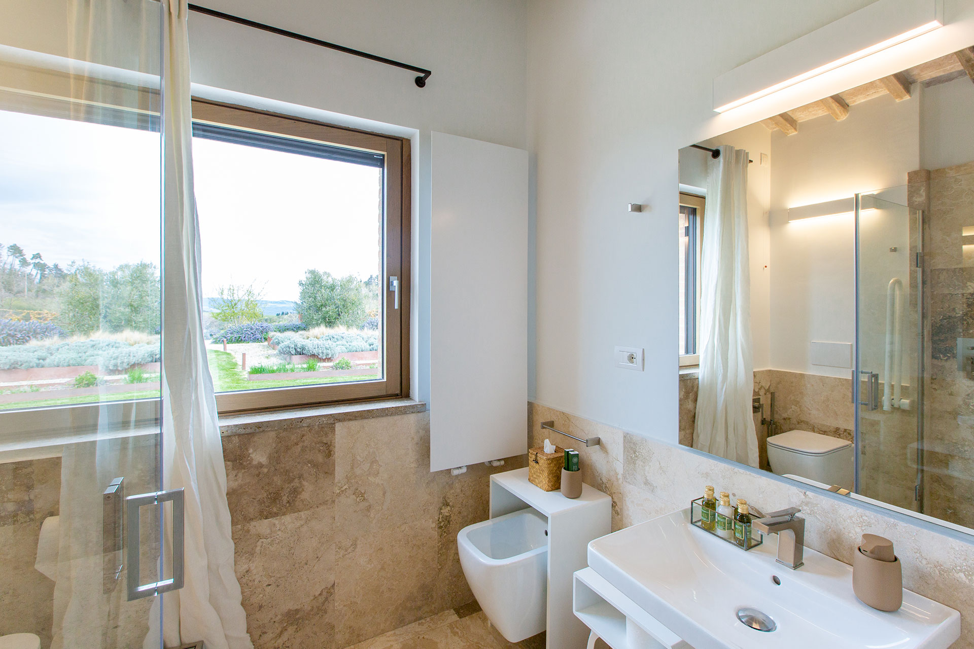 villa-volterra_country-house_tuscany-italy_interior-bathroom-aria.jpg