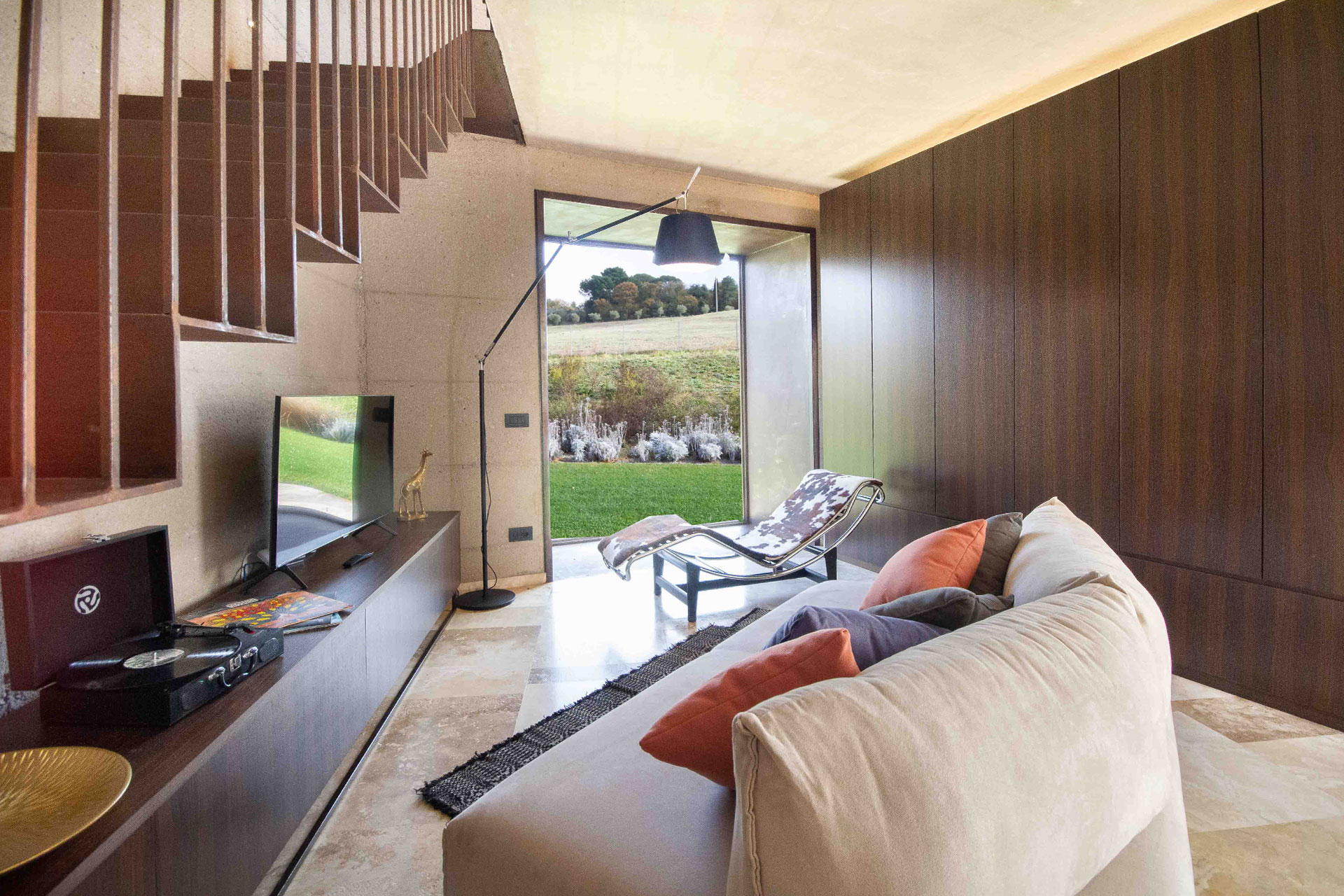 villa-volterra_country-house_tuscany-italy_interior-bed-room-master-vento.jpg