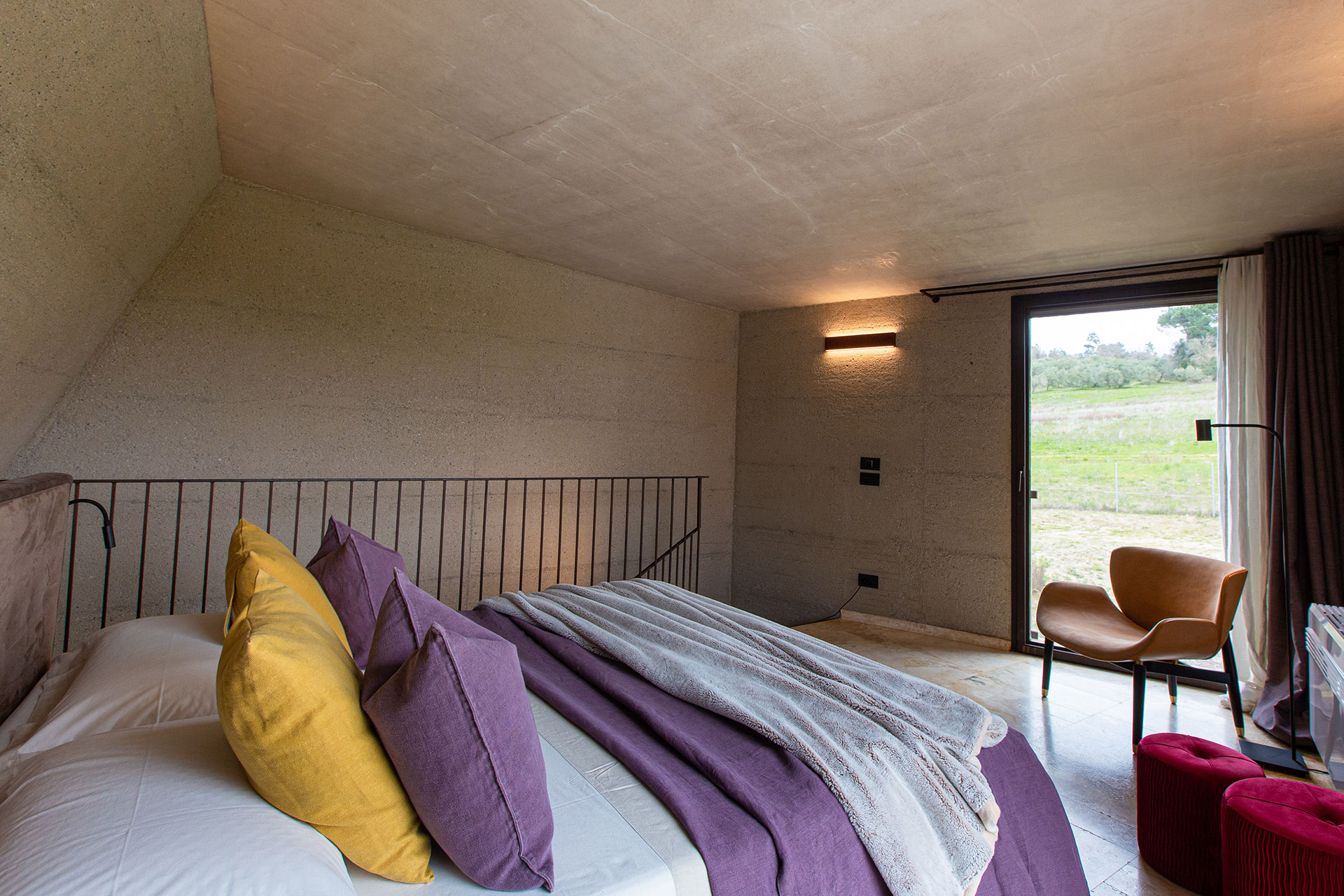 villa-volterra_country-house_tuscany-italy_interior-bedroom-master-vento.jpg