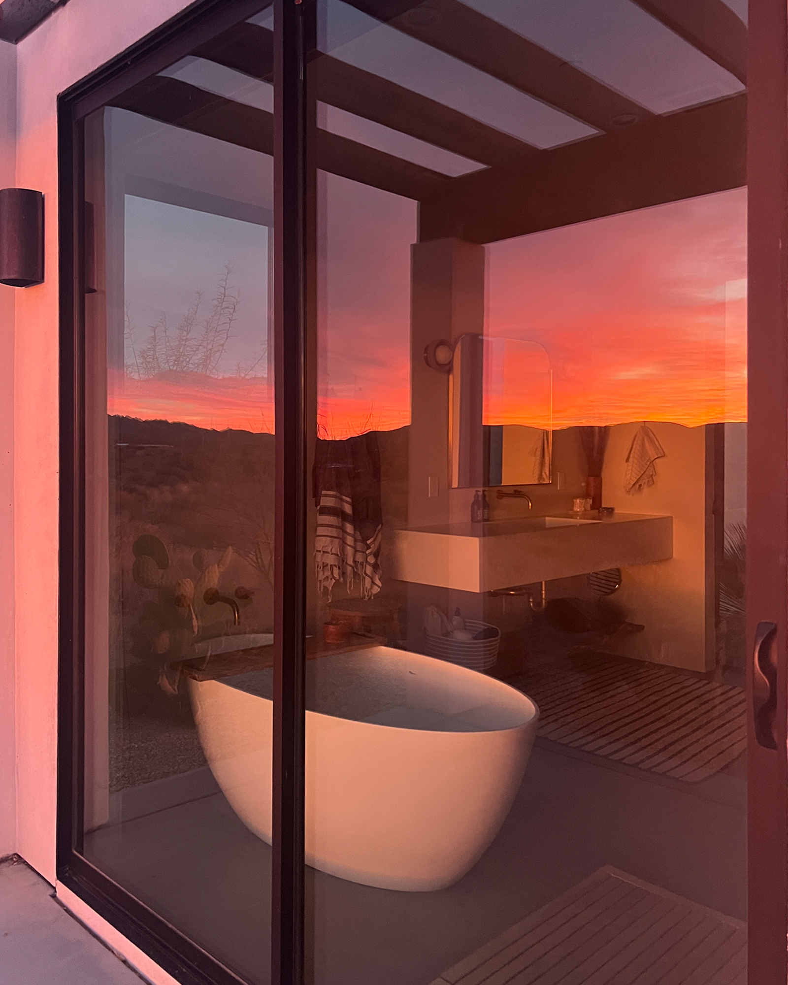 poppy-ranch_house_california-usa_exterior-bathroom.jpg