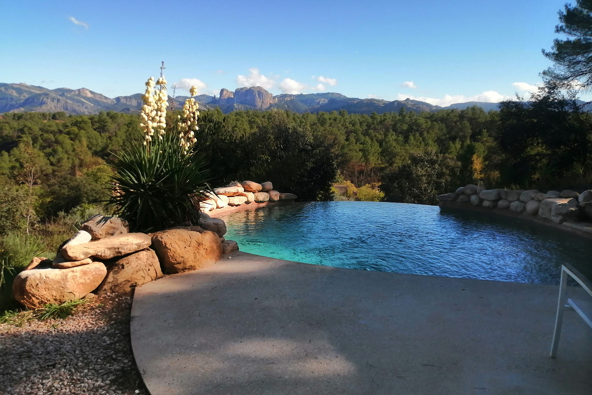 el-caracol_dome_aragon-spain_exterior-pool-view.jpg